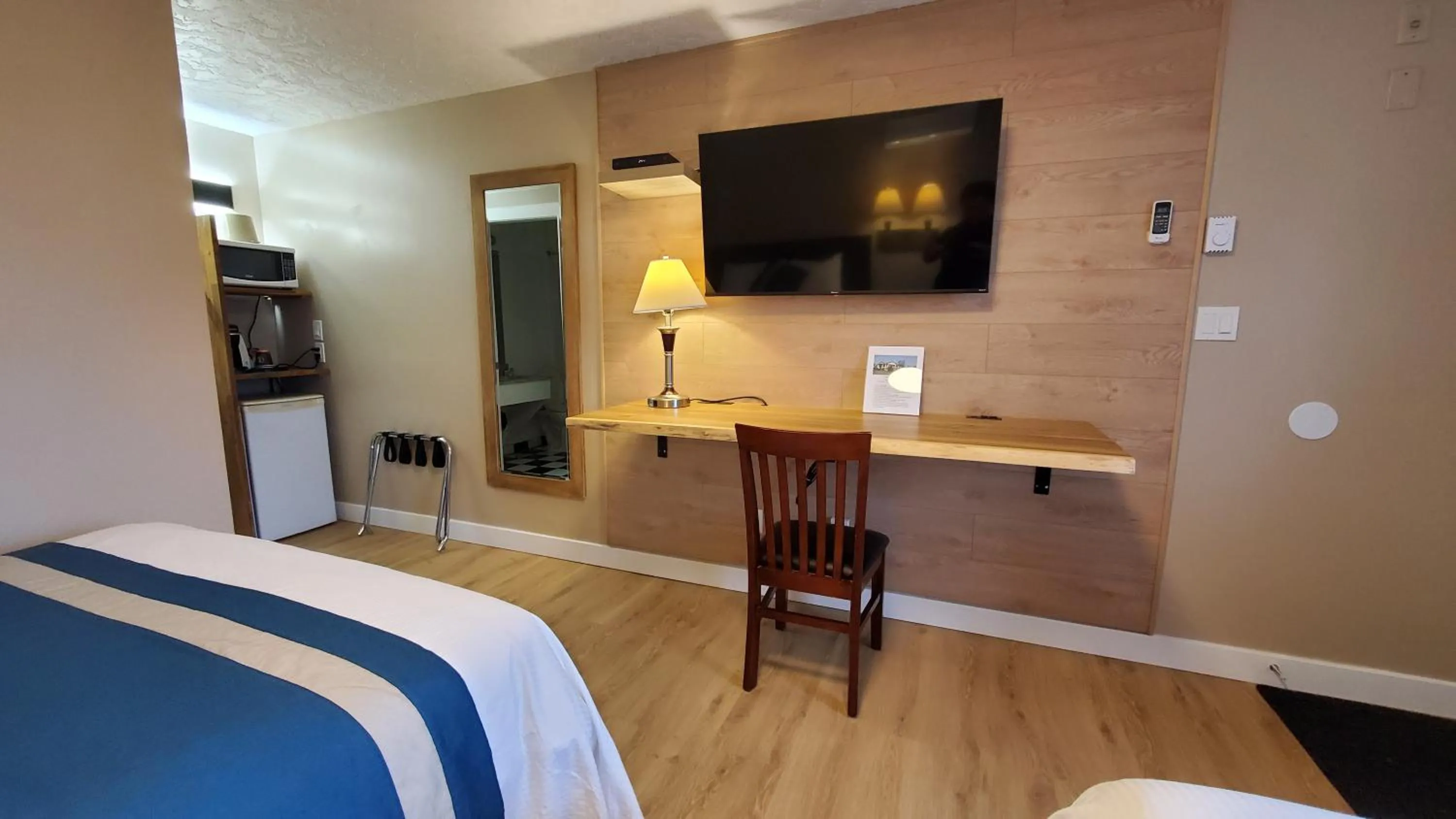 Kitchen or kitchenette, Bed in Harbour Light Motel