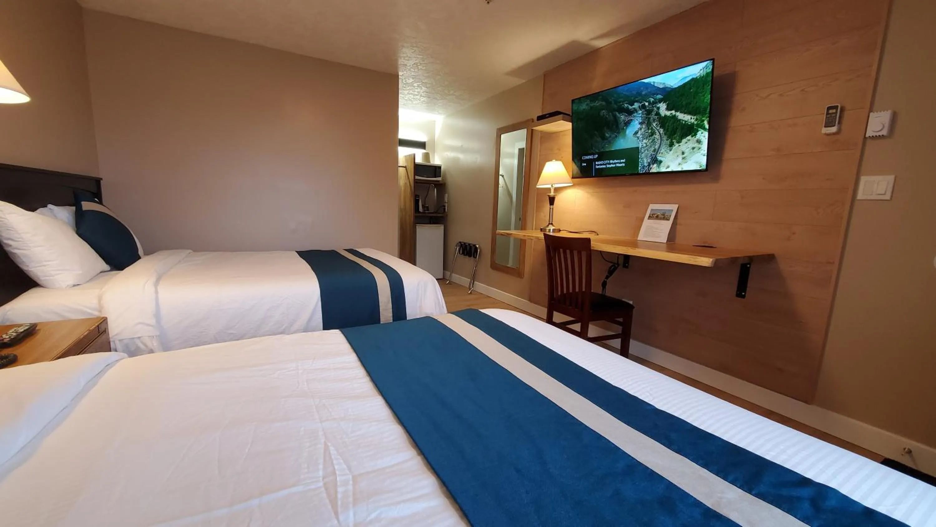 Bed in Harbour Light Motel