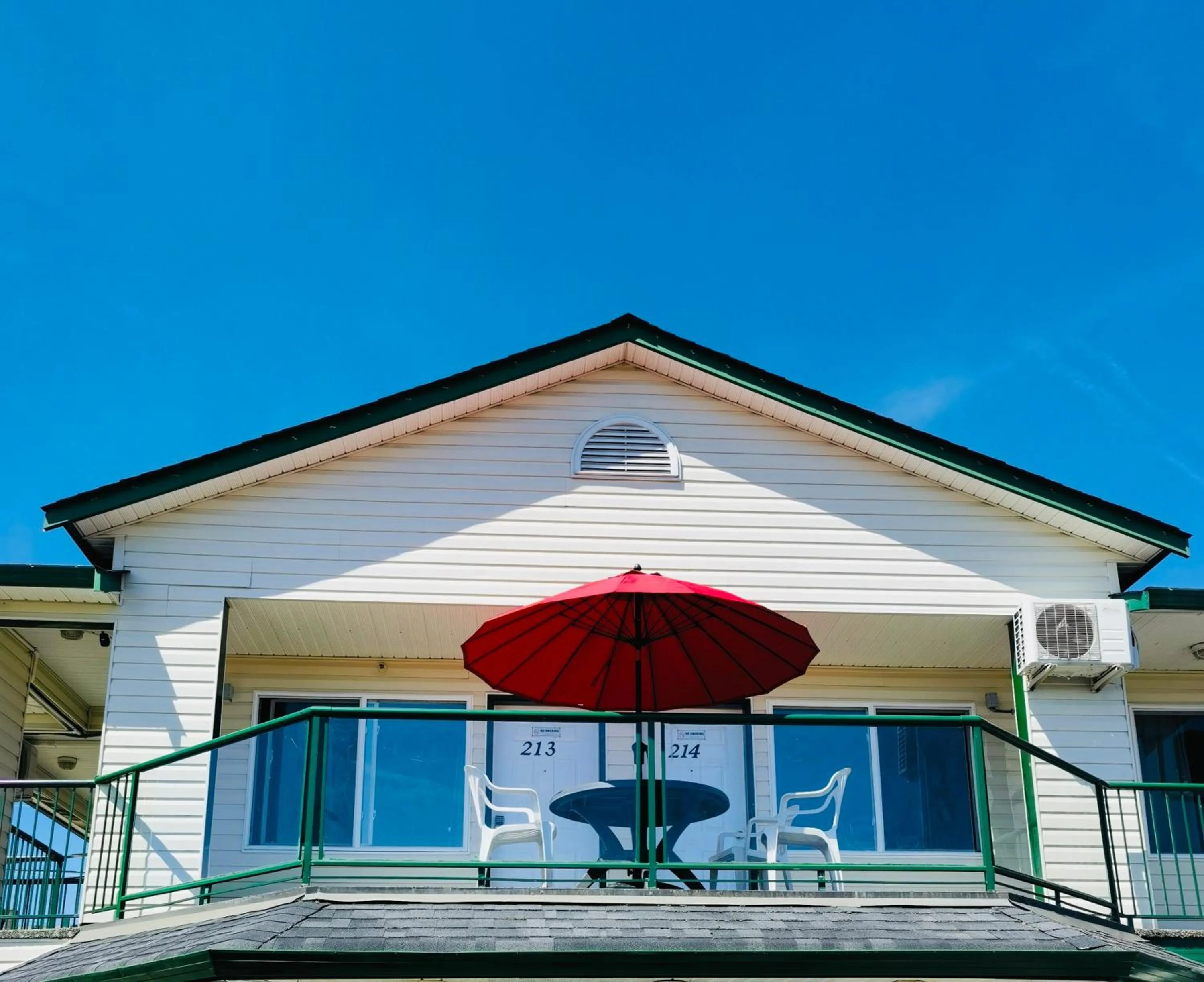 Property building in Harbour Light Motel