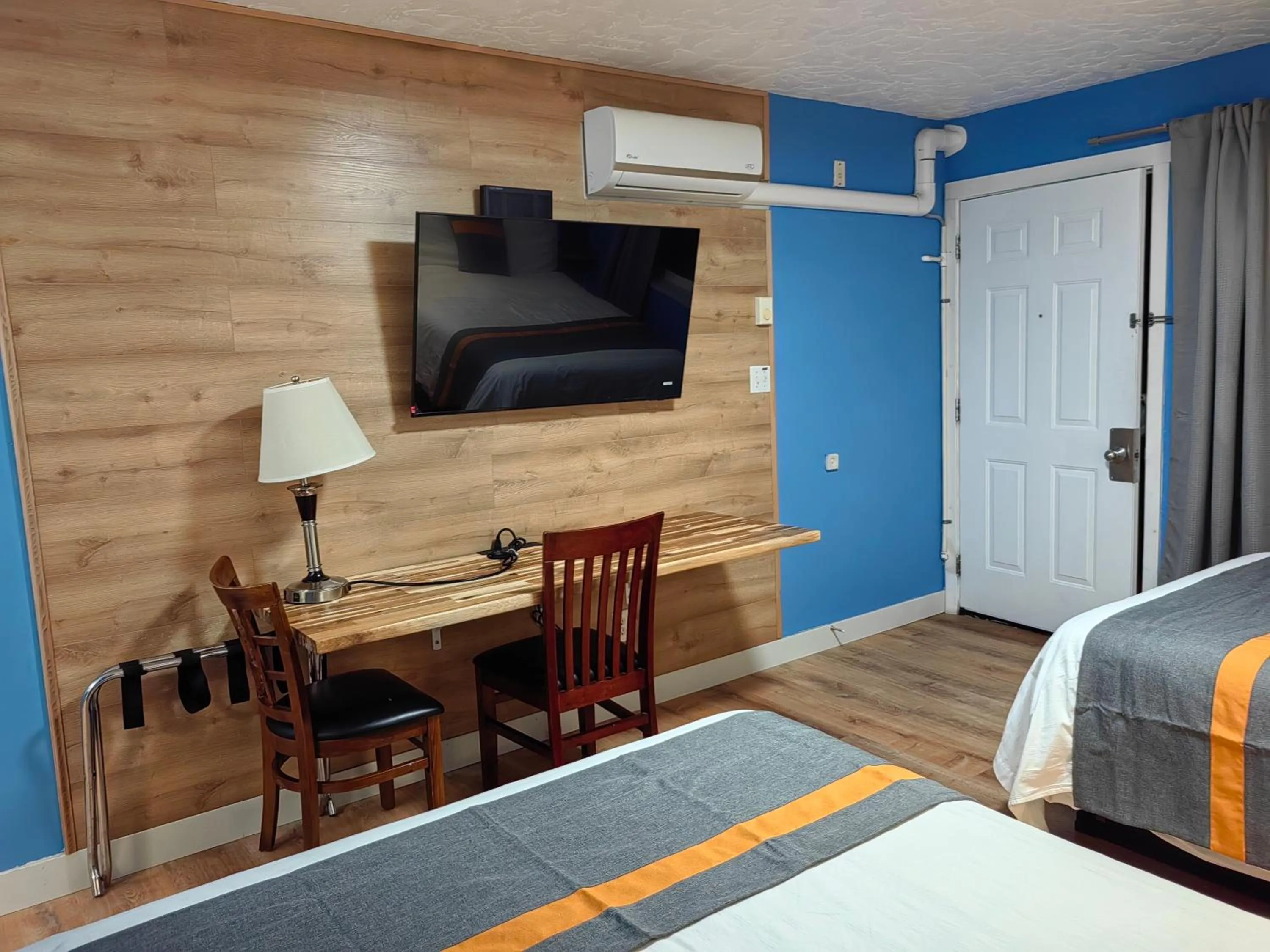 Photo of the whole room, Bed in Harbour Light Motel