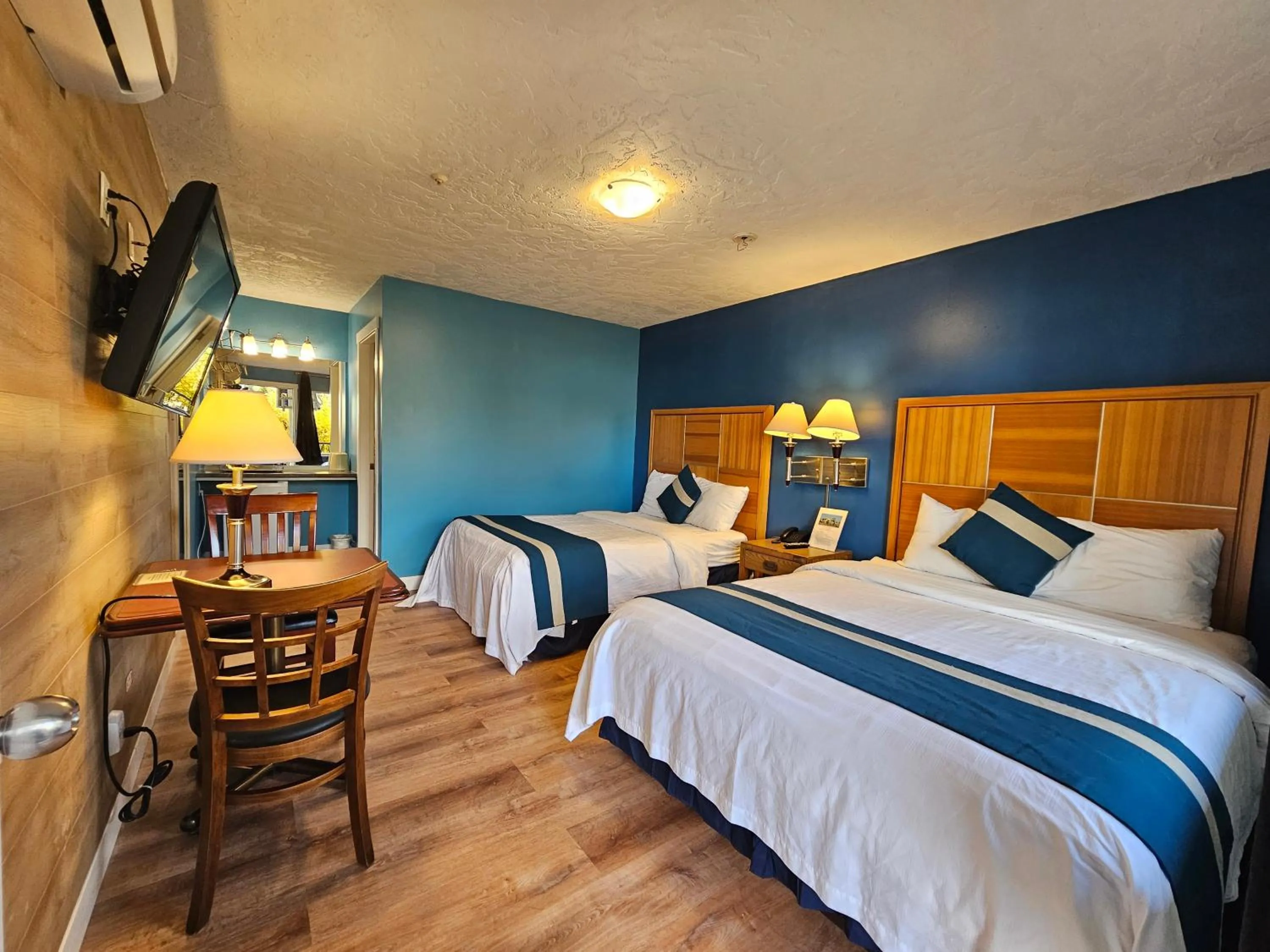 Bedroom, Bed in Harbour Light Motel