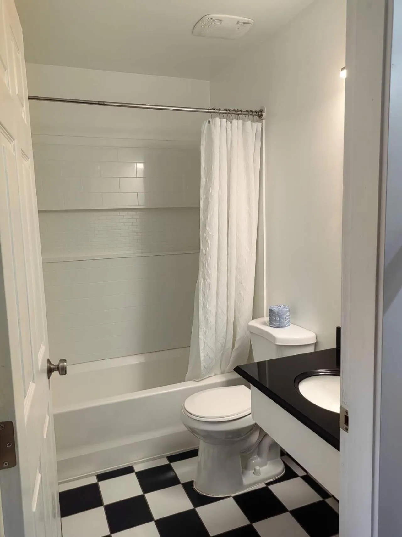 Shower in Harbour Light Motel