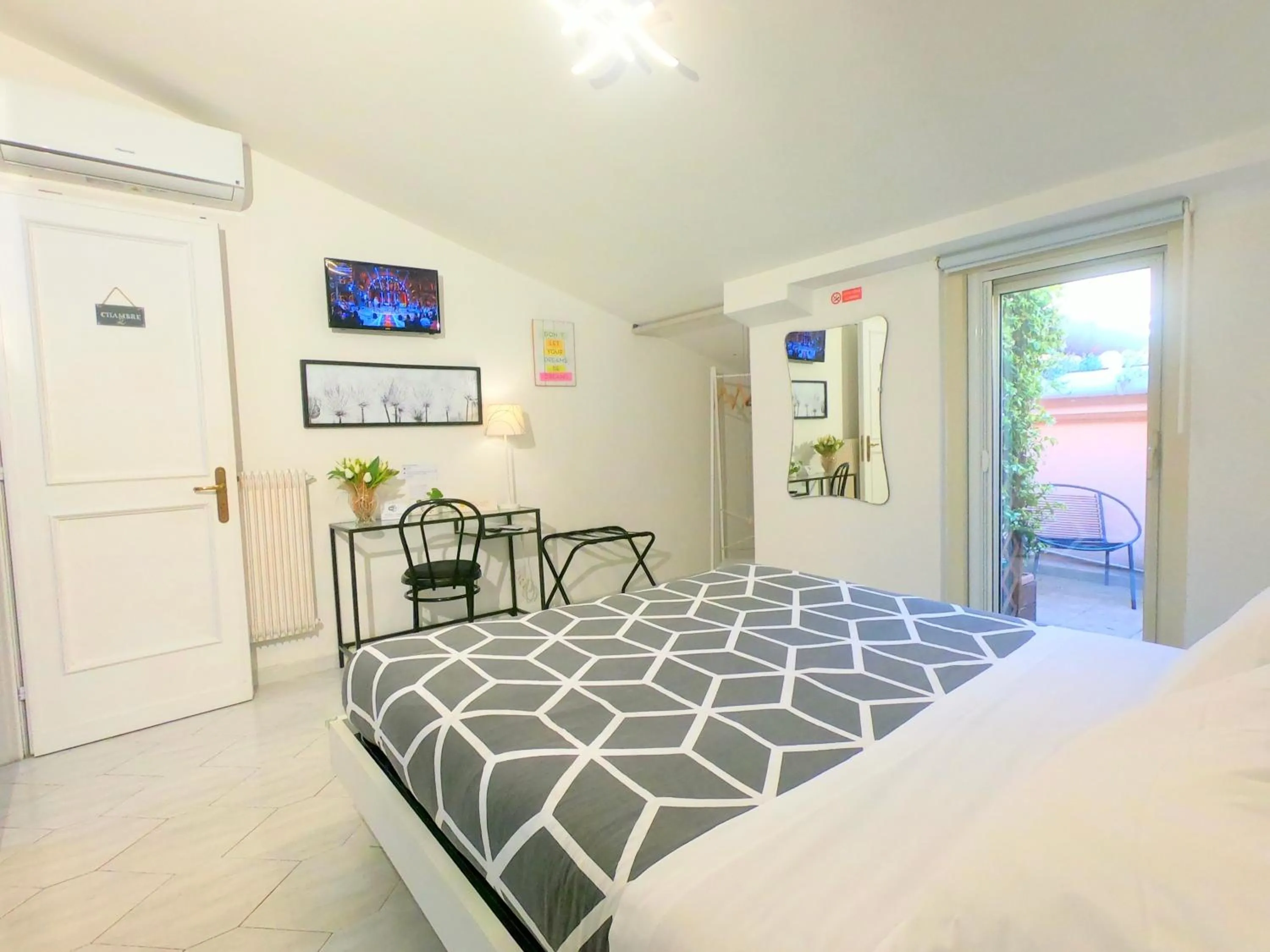 Balcony/Terrace, Bed in Il BorGhetto Guest House