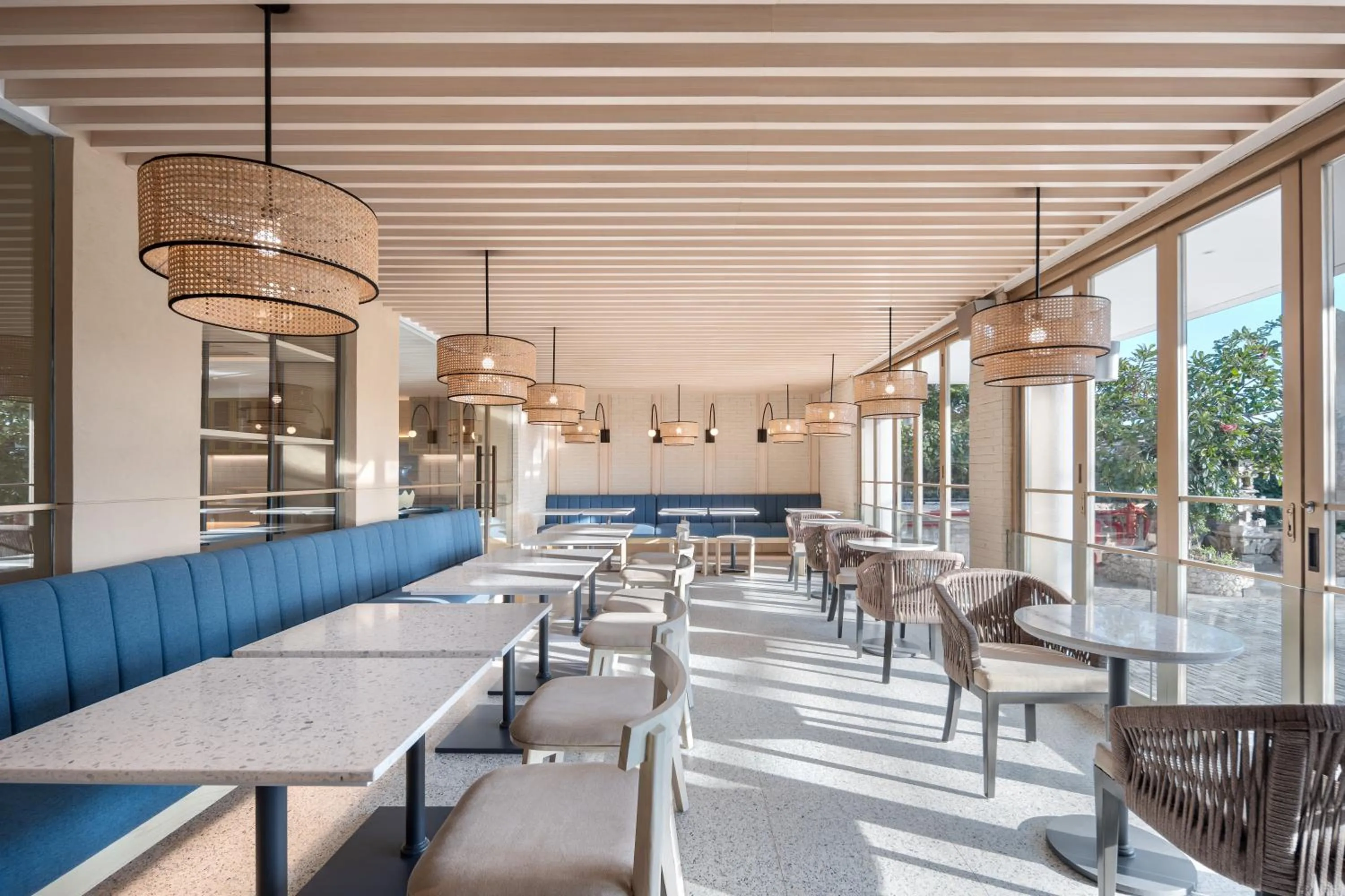 Restaurant/places to eat in Holiday Inn Express Bali Sunset Road by IHG