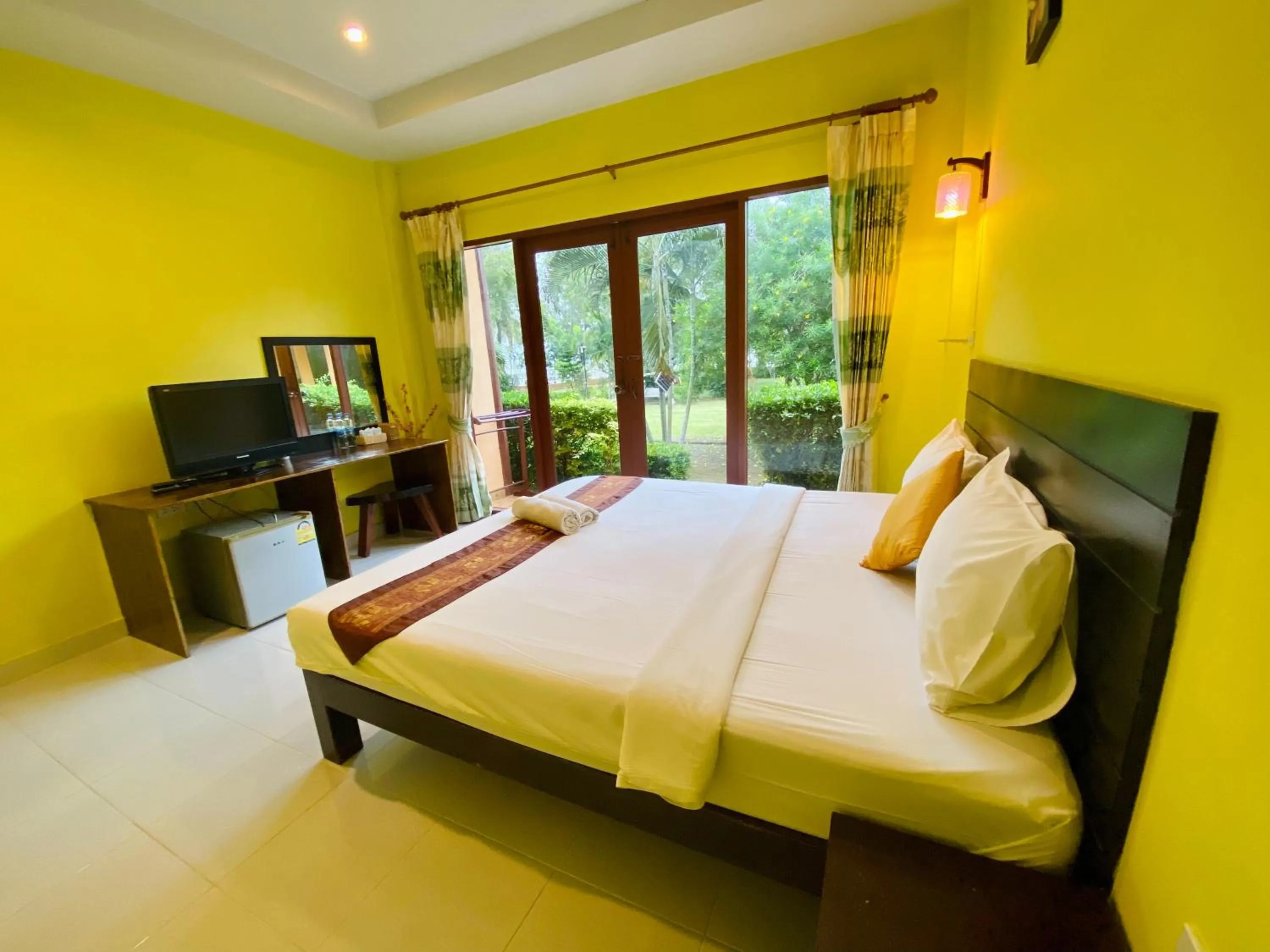 Bed in Pranmanee Beach Resort