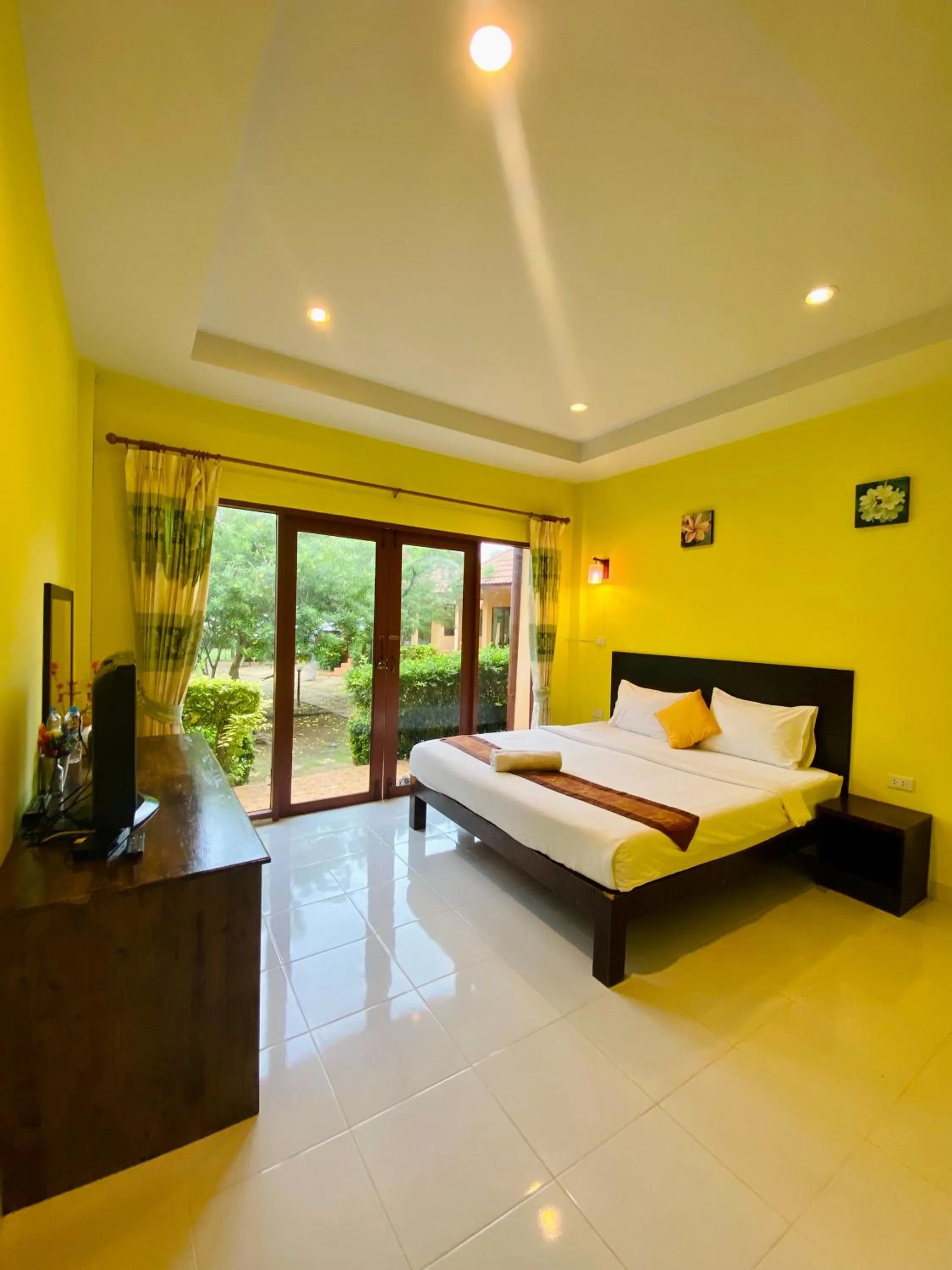 Bed in Pranmanee Beach Resort