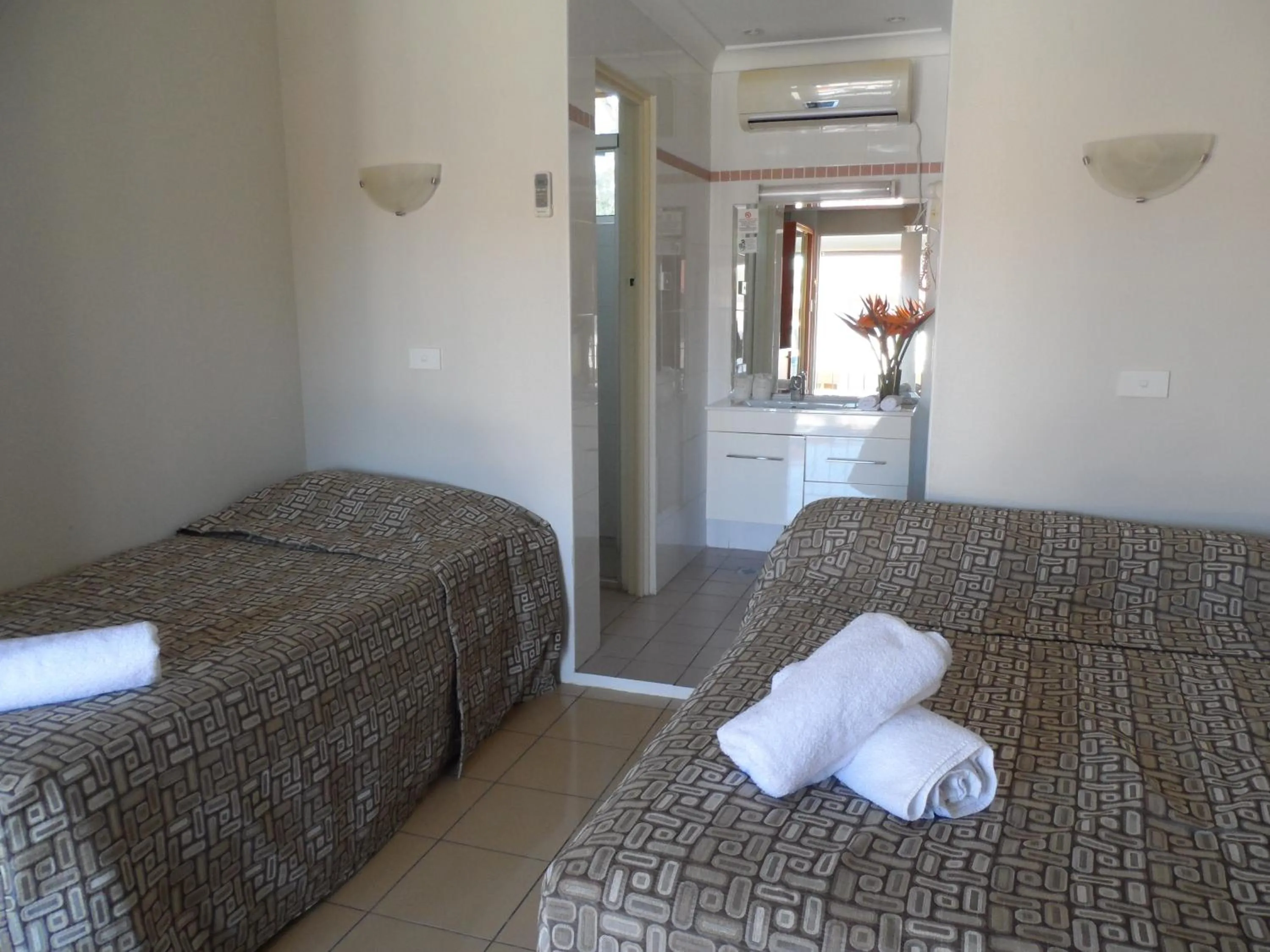 Bed, Room Photo in Liberty Plains Motor Inn