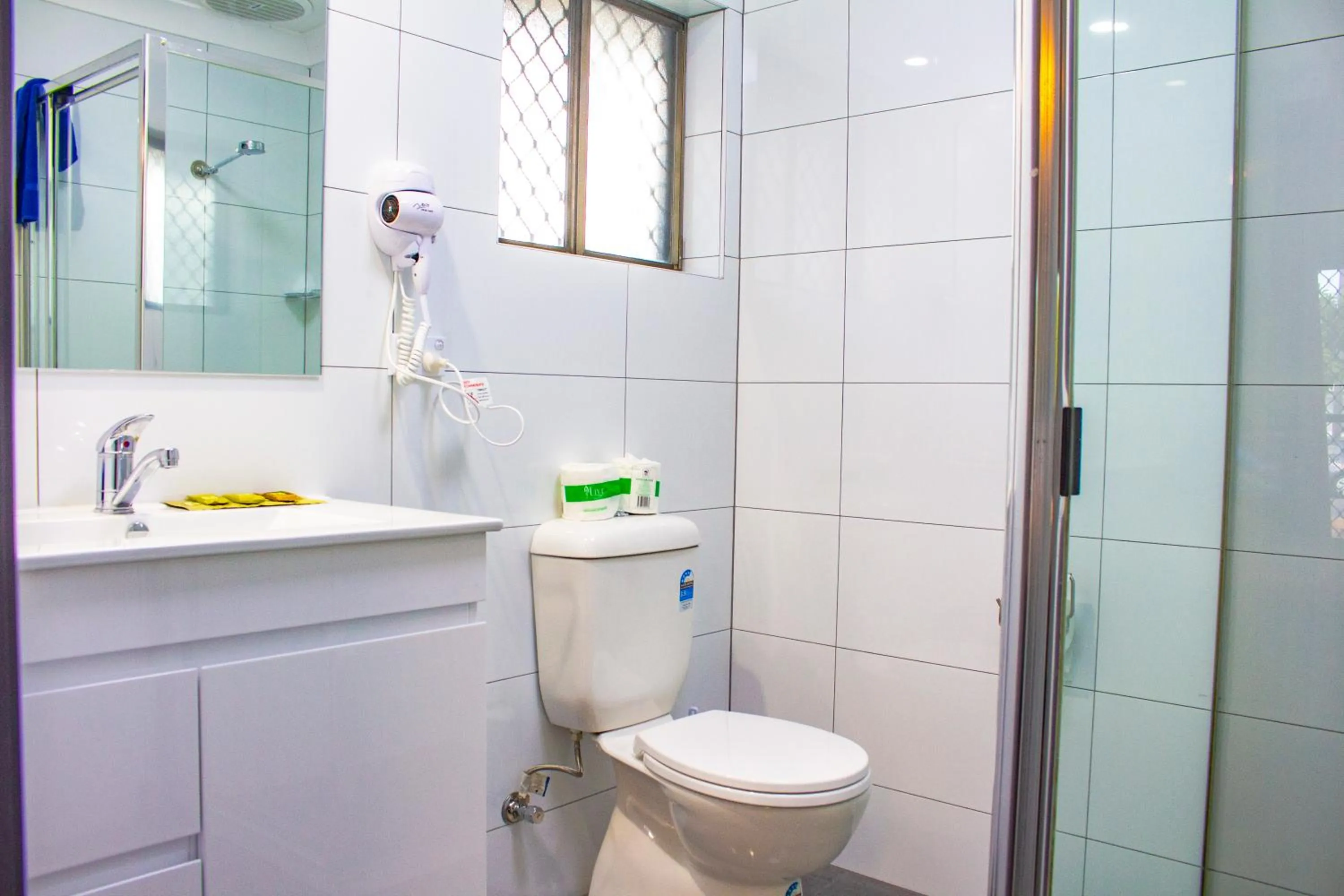 Bathroom in Liberty Plains Motor Inn