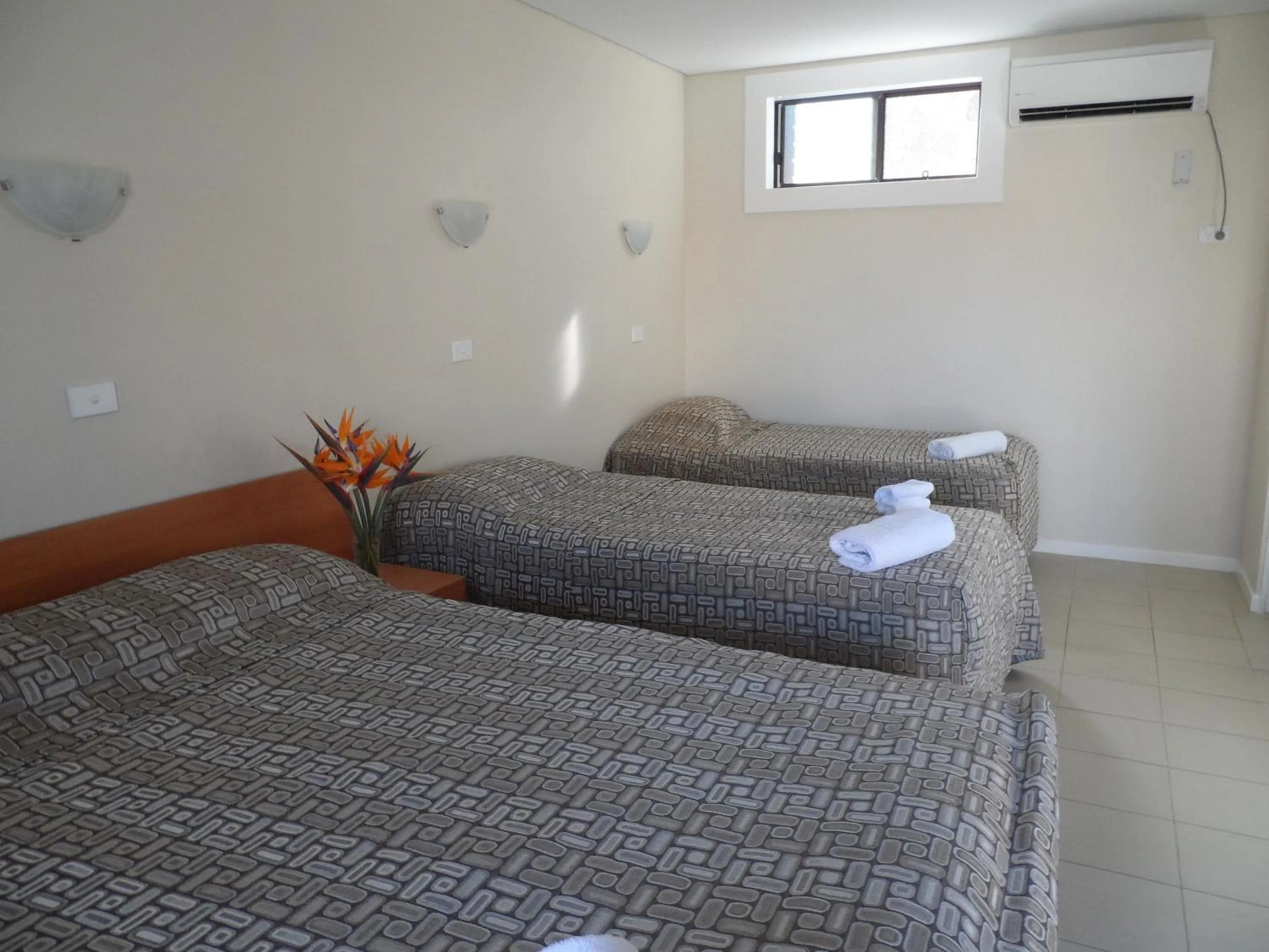 Bed in Liberty Plains Motor Inn