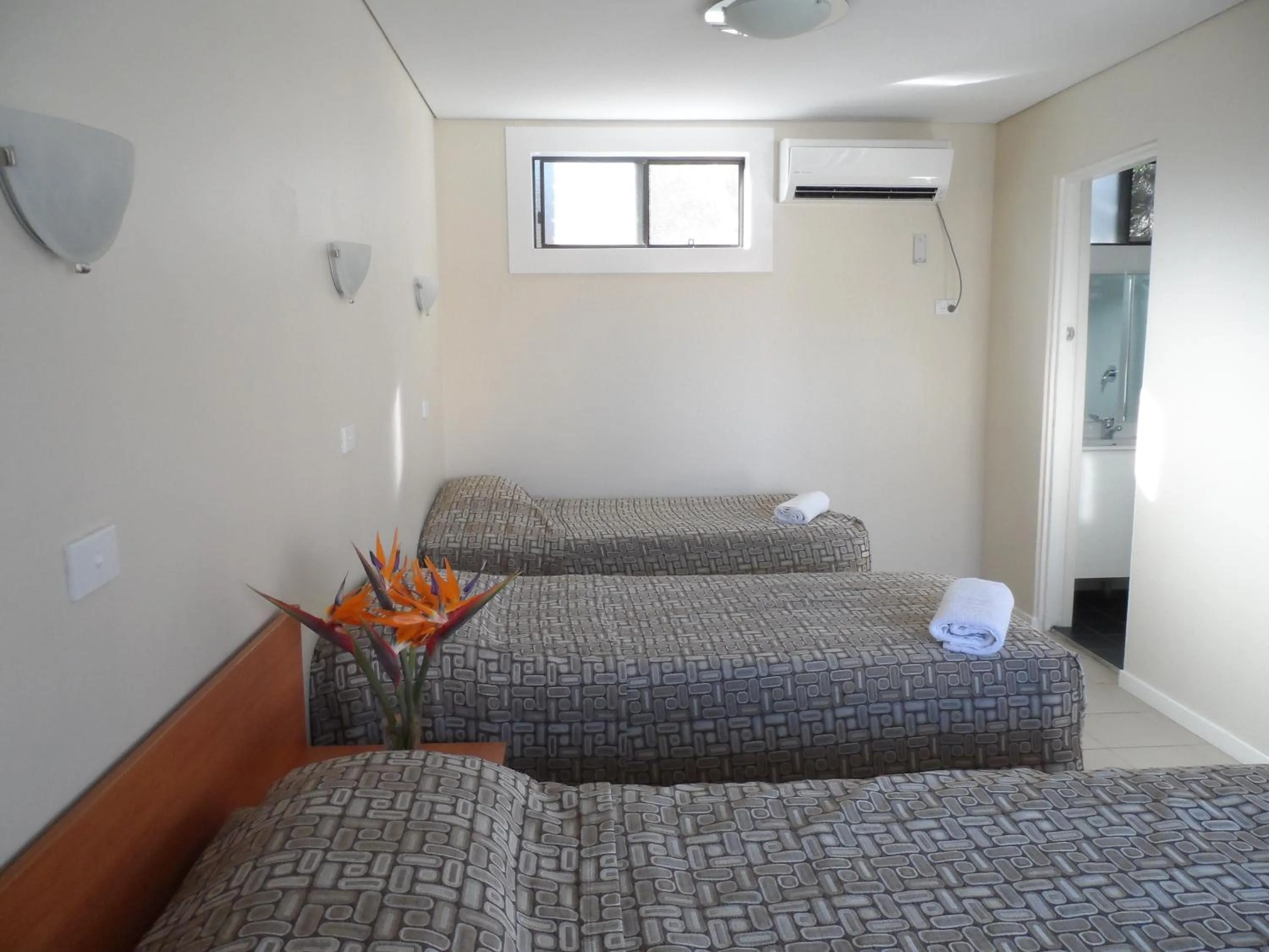 Bed in Liberty Plains Motor Inn