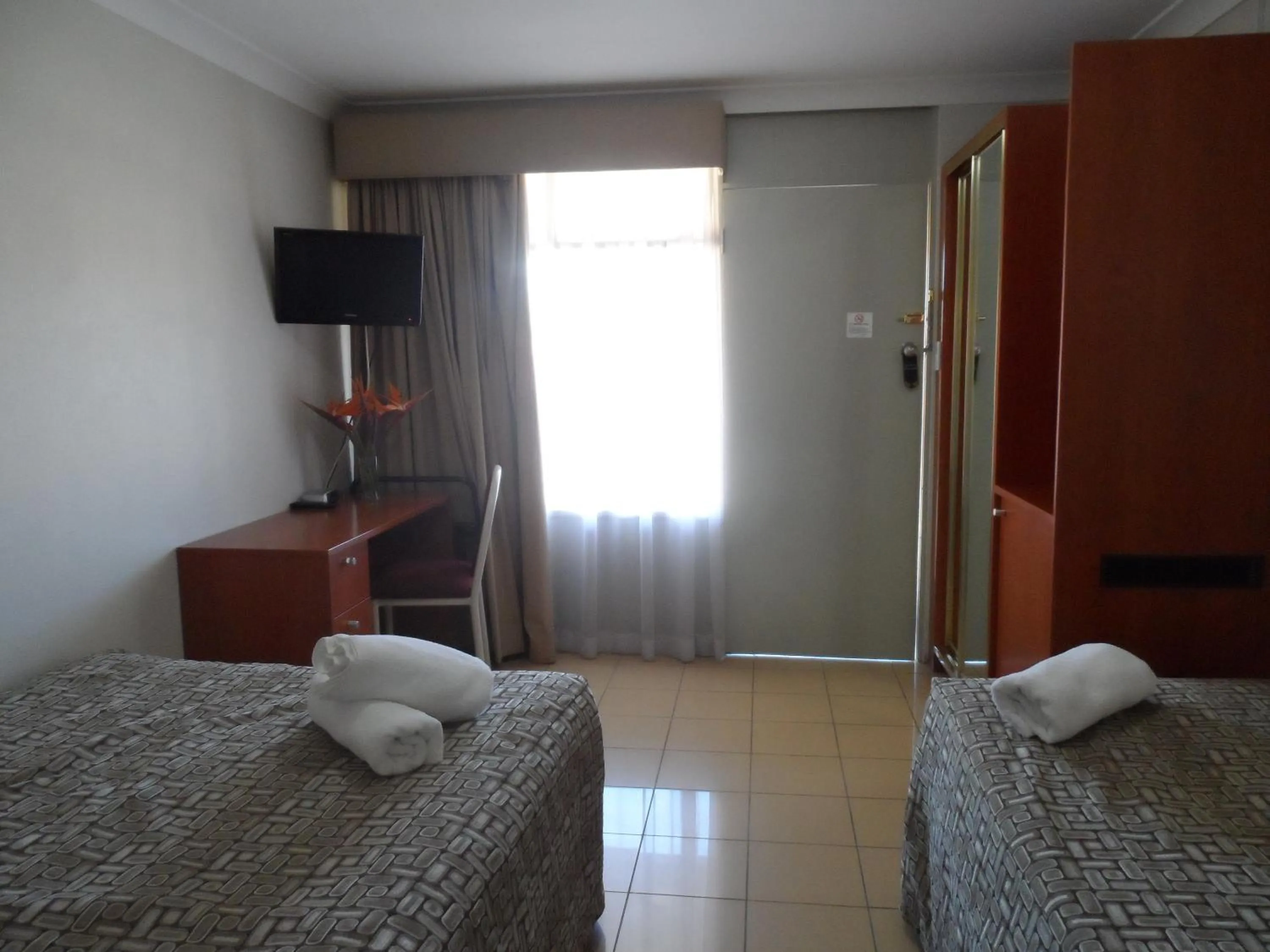 Bed, TV/Entertainment Center in Liberty Plains Motor Inn