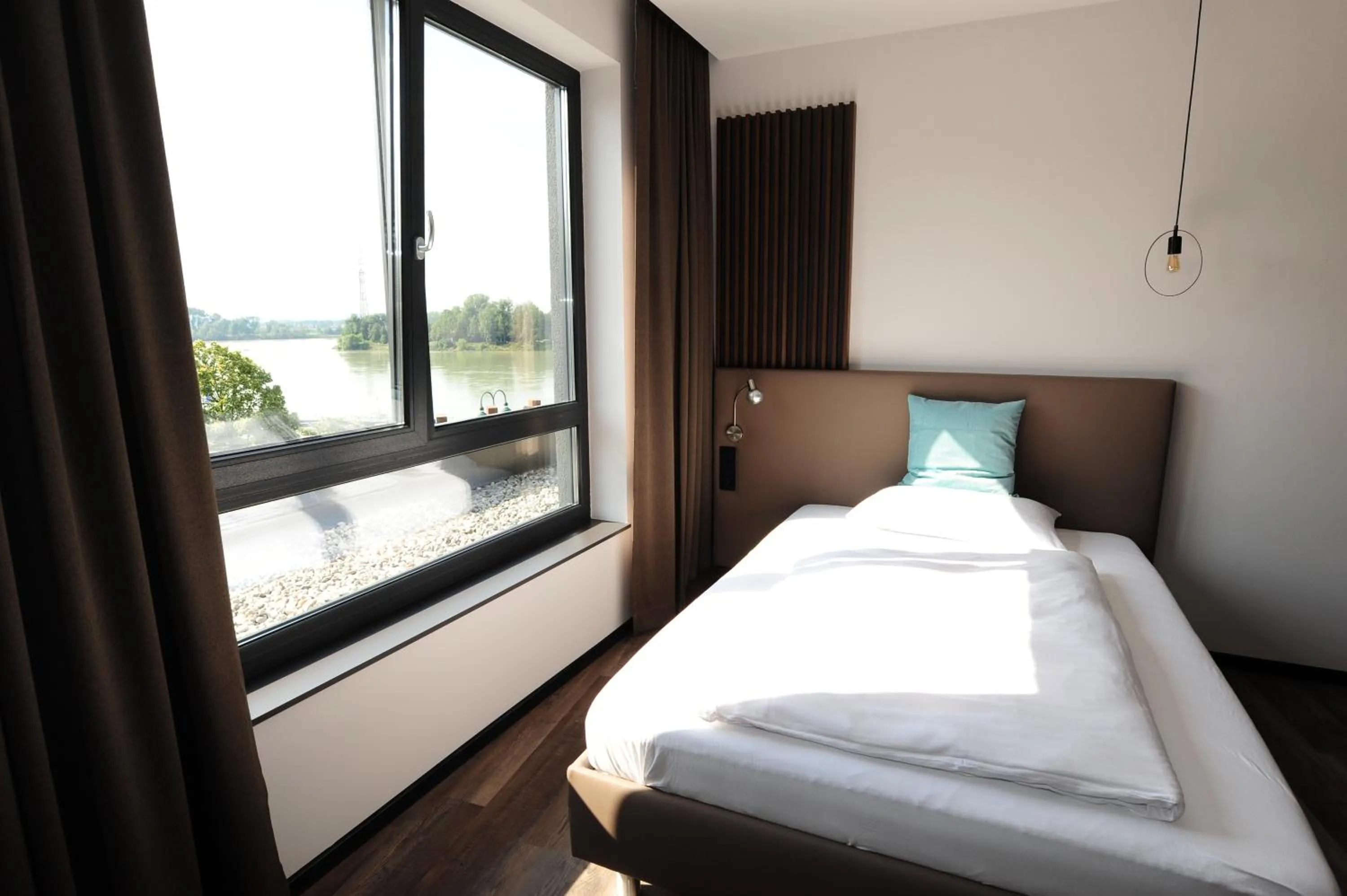 View (from property/room), Bed in Hotel Donauhof Mauthausen