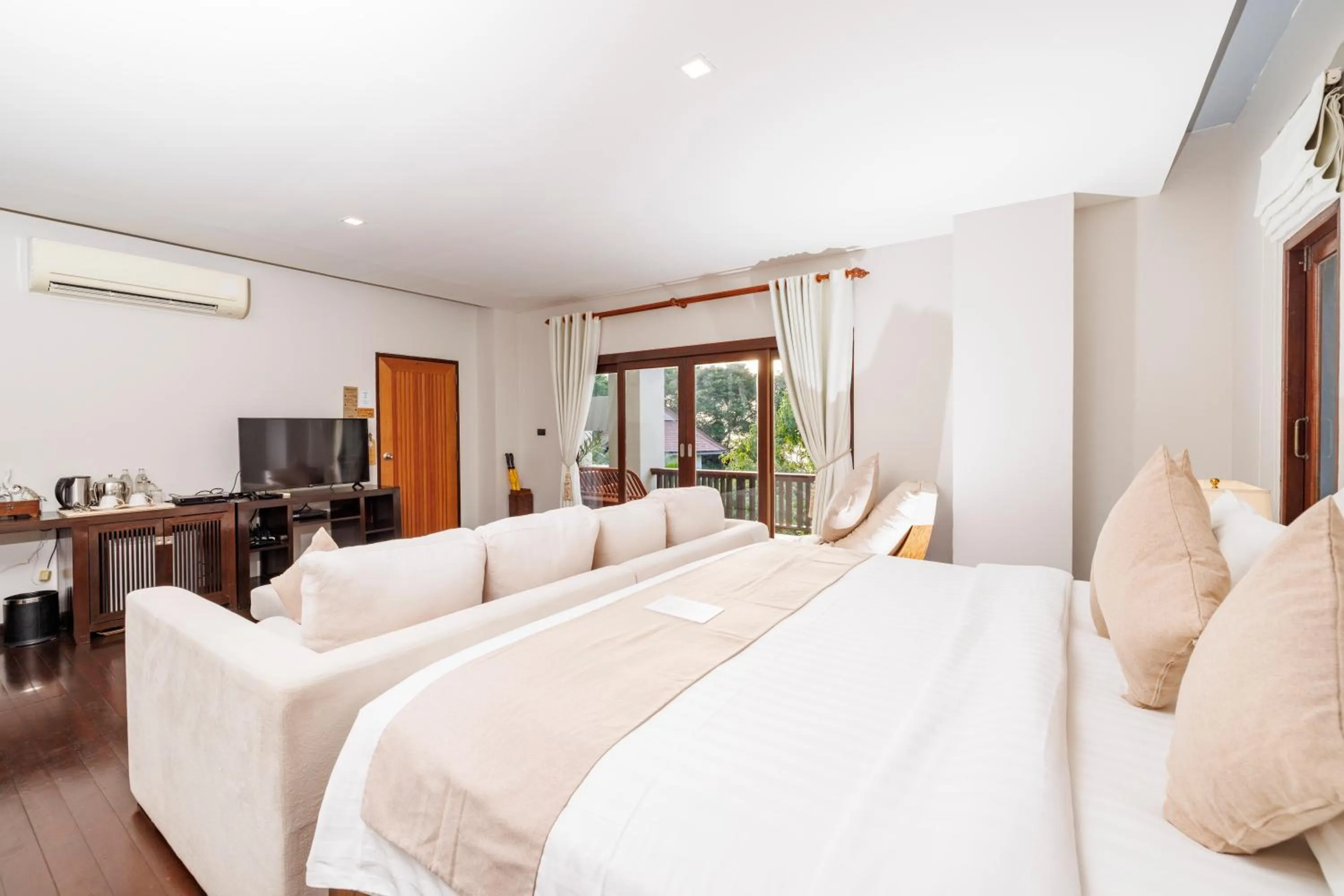 Bedroom, Bed in Ban's Diving Resort