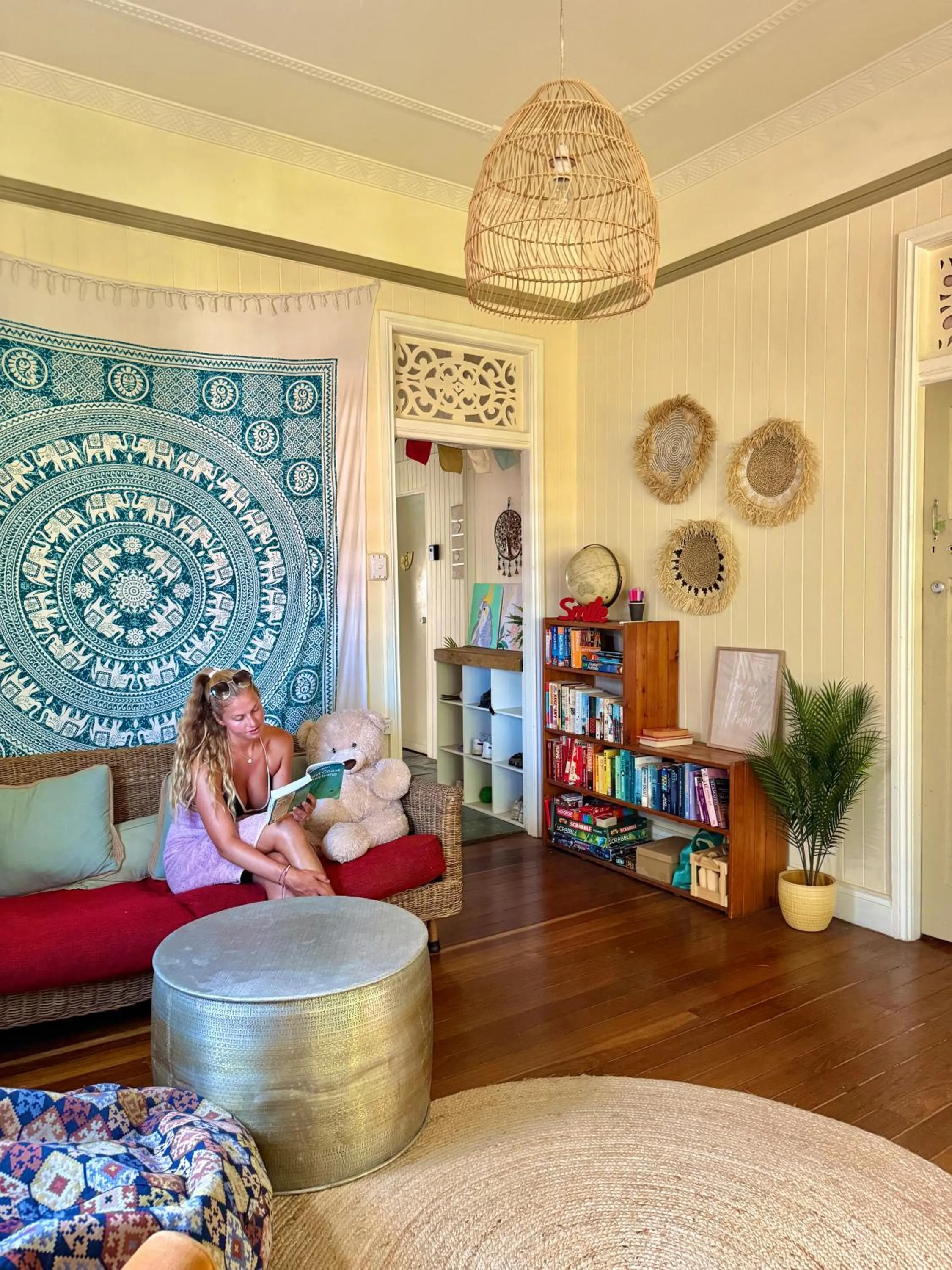 Communal lounge/ TV room in Dreamtime Hostel