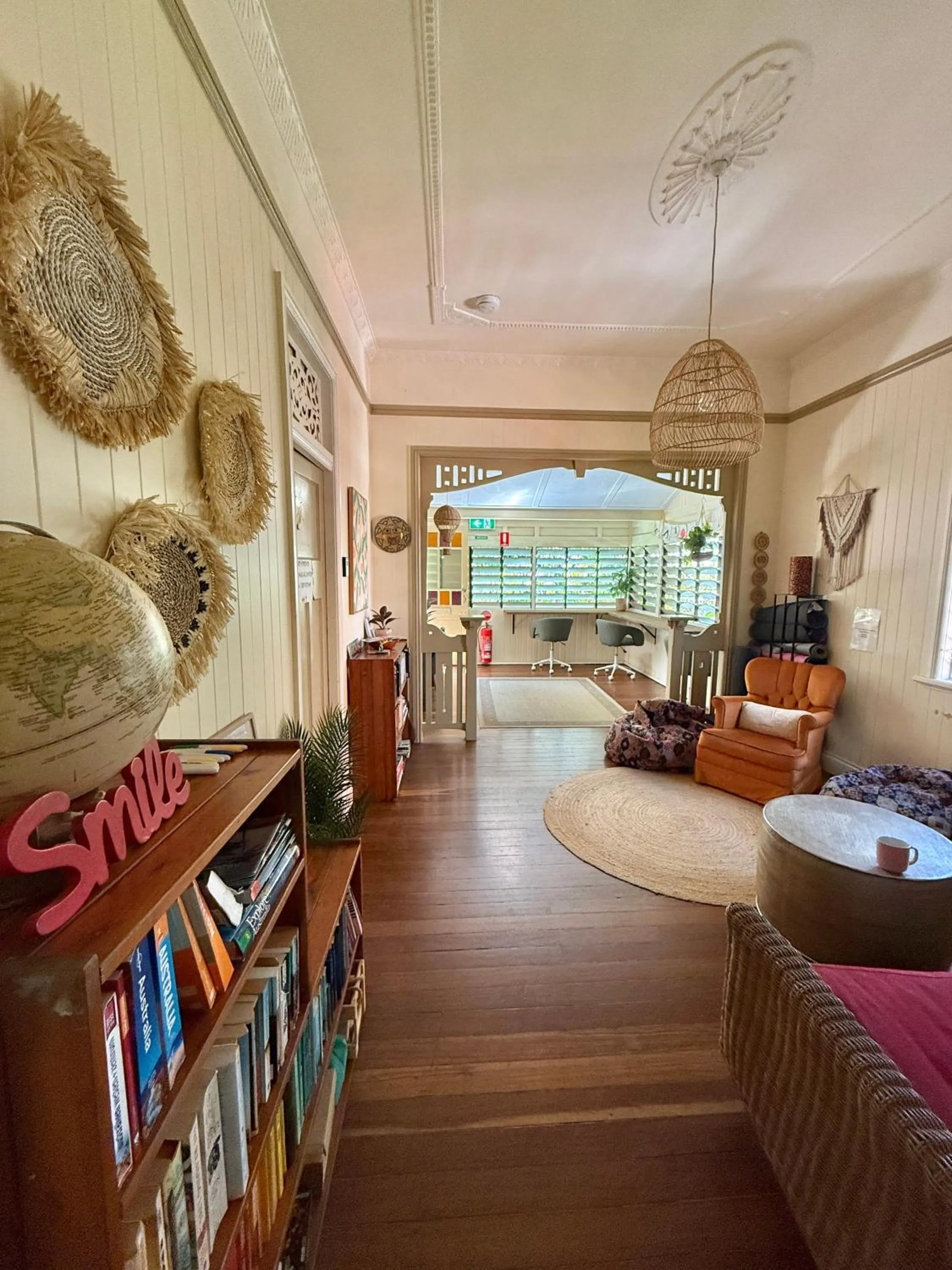 Communal lounge/ TV room in Dreamtime Hostel