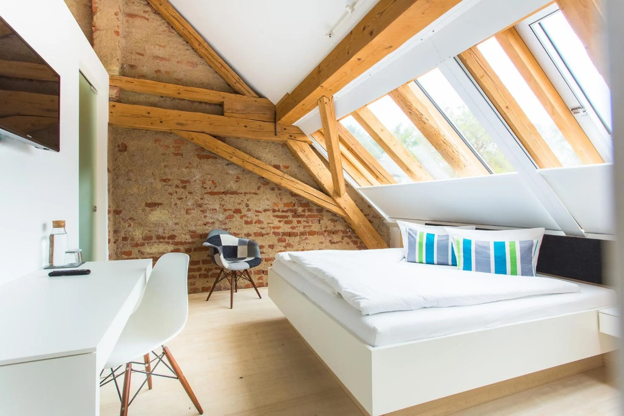 Bed in DIE KRONE - Hotel Garni