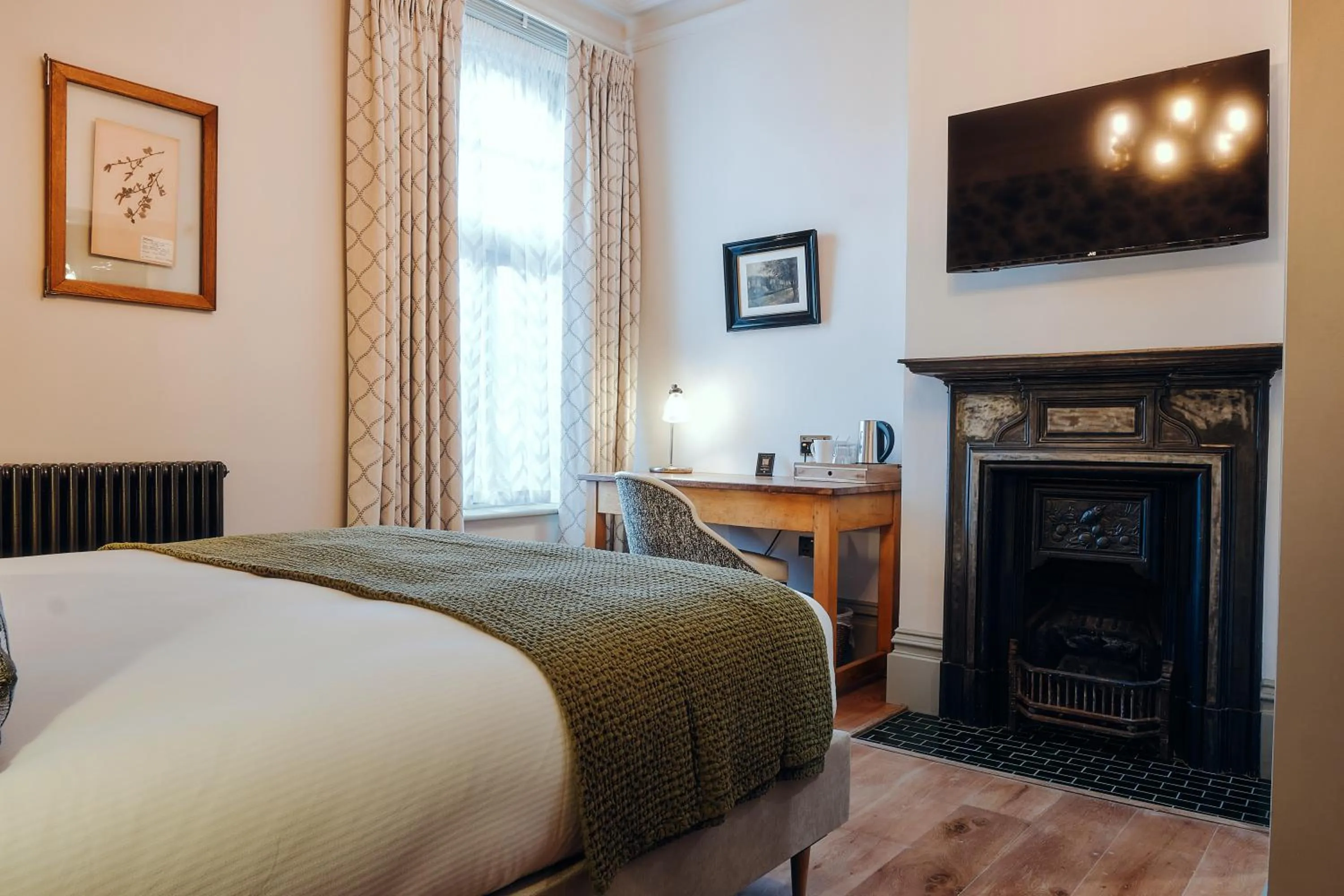 Bed in The Black Lion Pub & Boutique Guesthouse