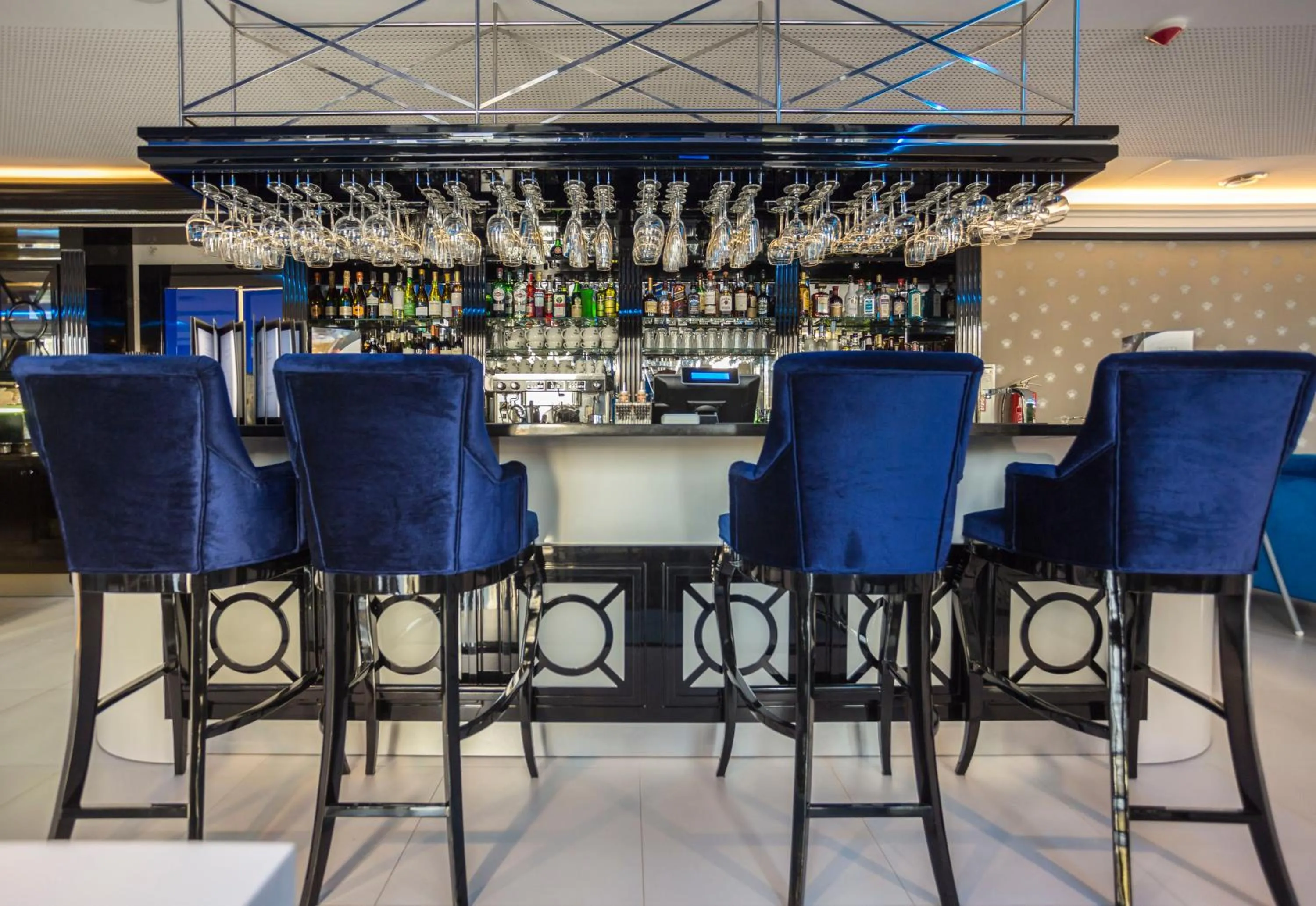 Restaurant/places to eat in Apartamenty Vola Residence