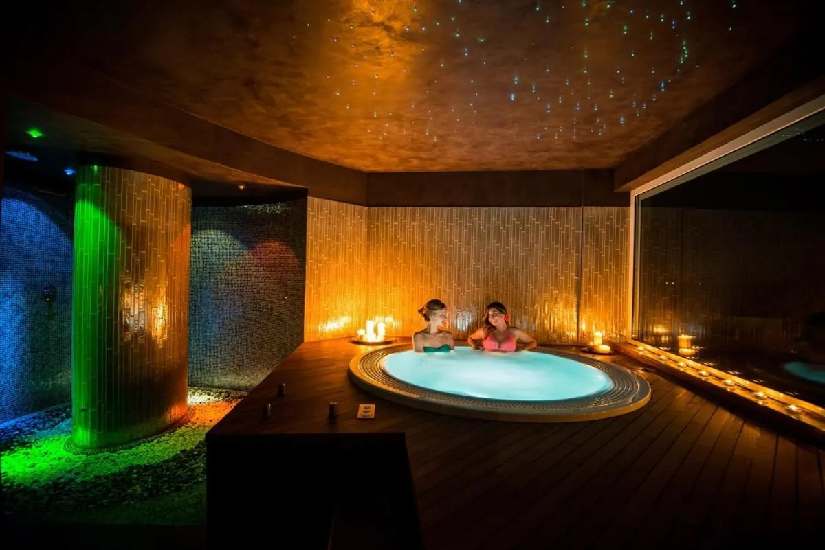 Hot Tub in Hotel Villa Ida