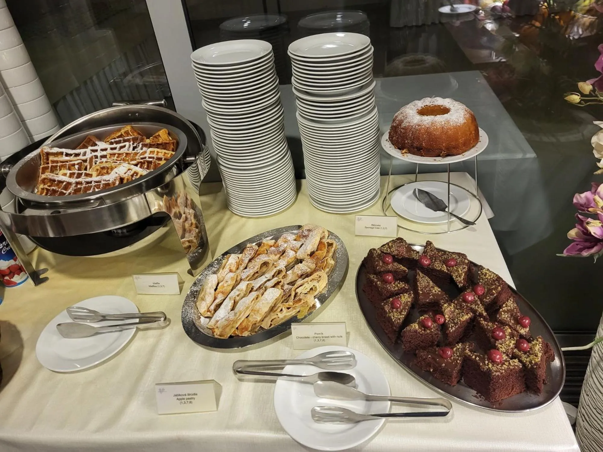 Restaurant/places to eat in Hotel Saffron