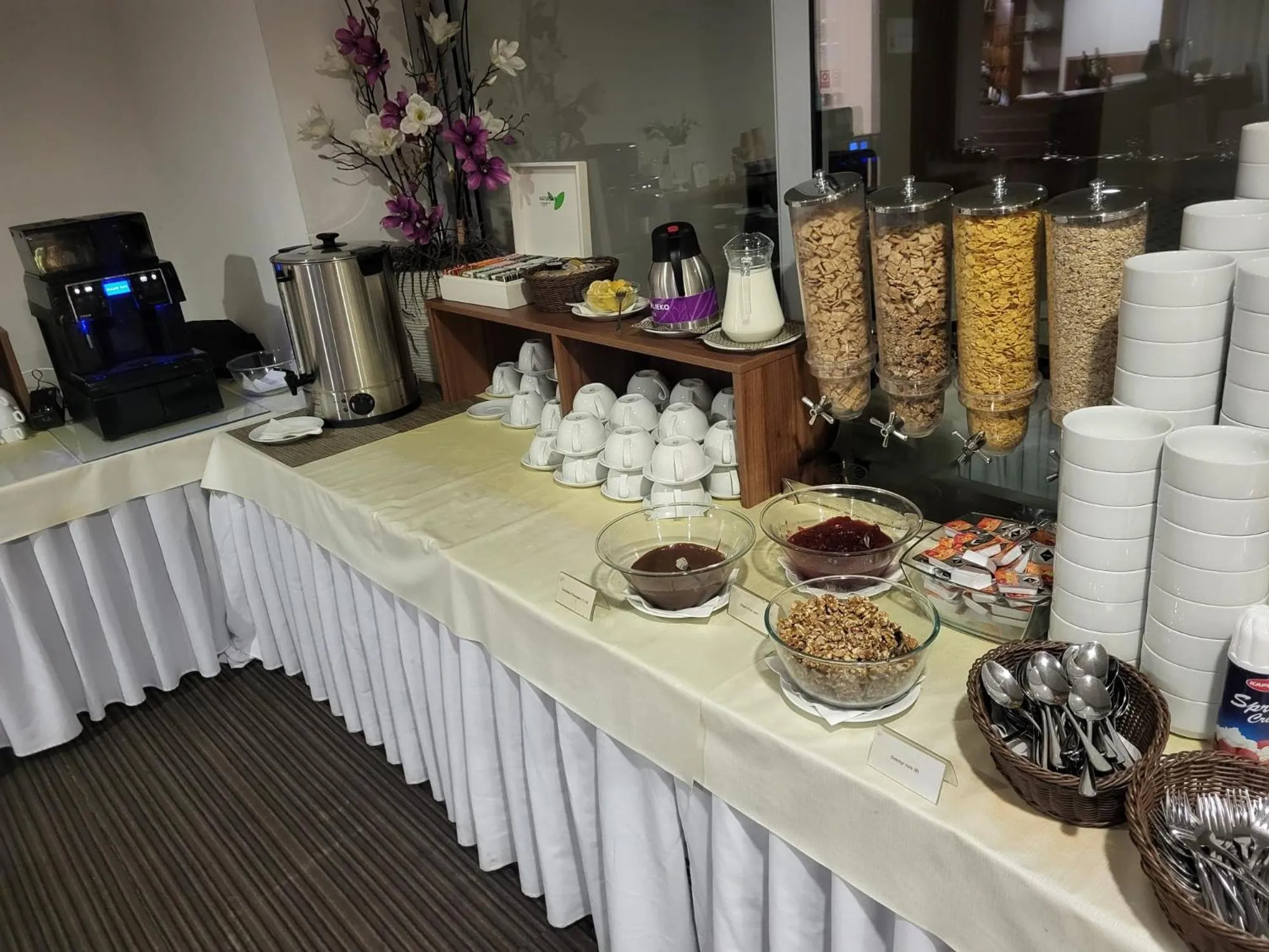 Restaurant/places to eat in Hotel Saffron