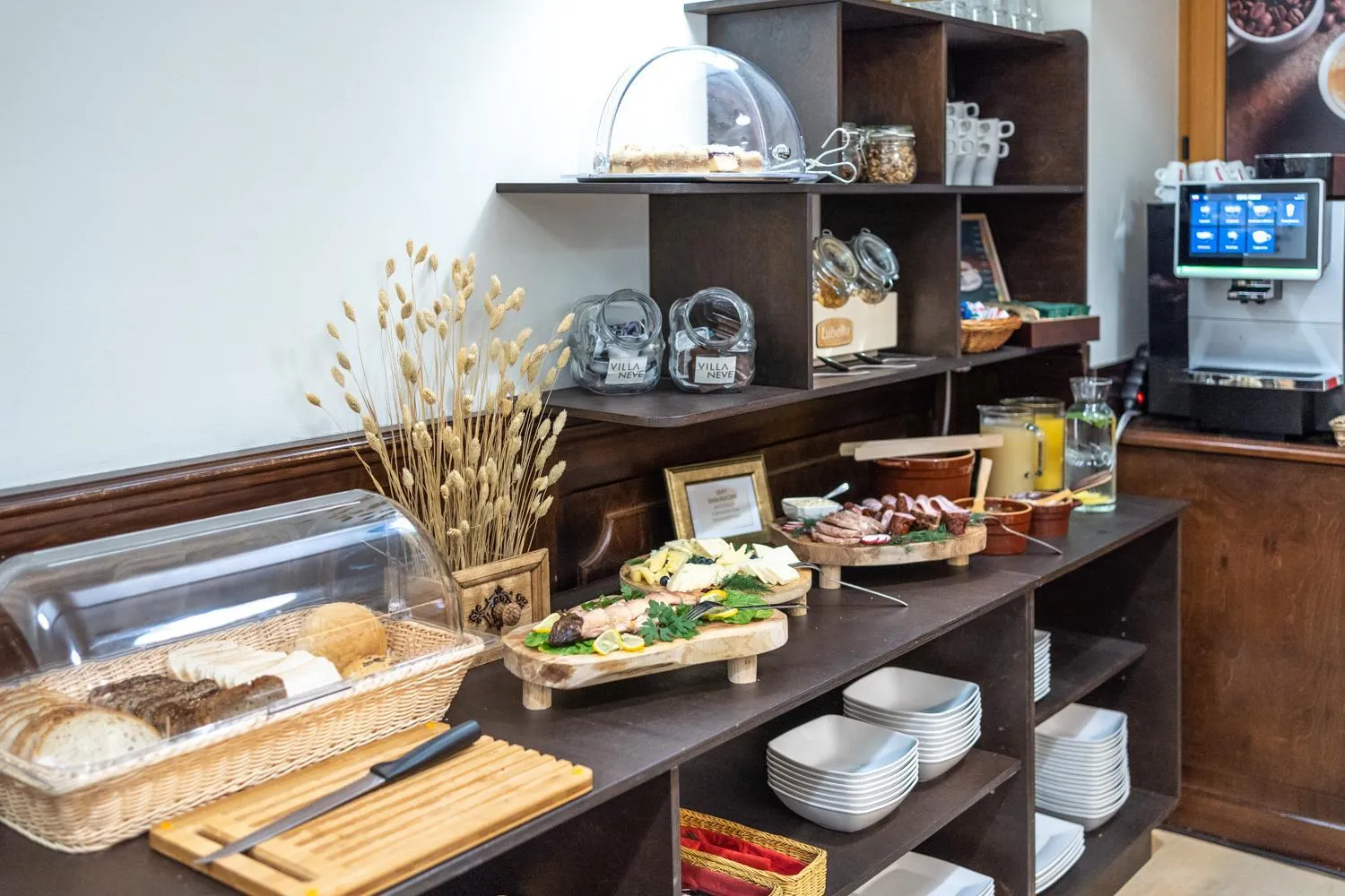 Buffet breakfast in Villa Neve