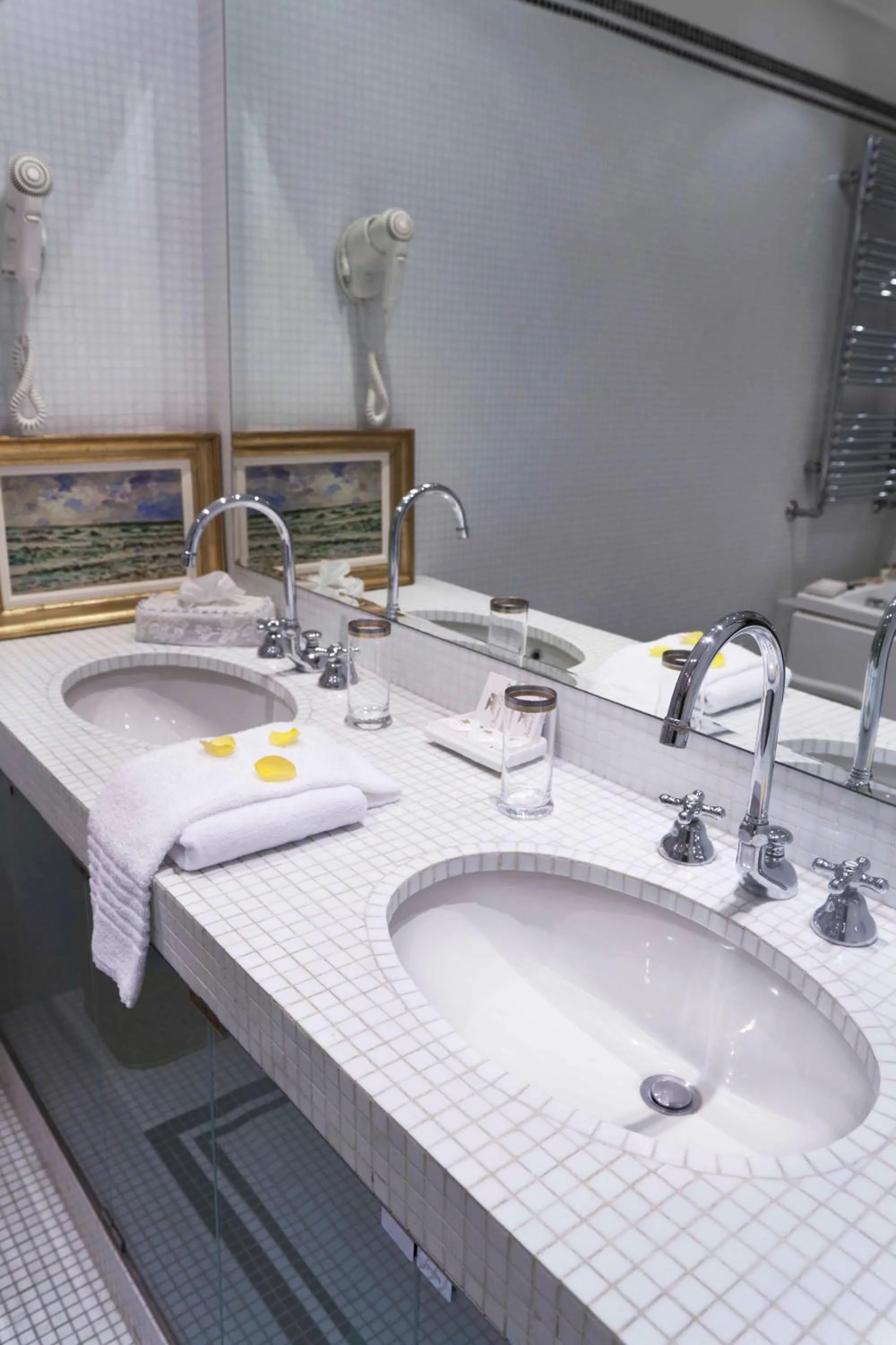 Shower in Palazzetto Pisani Grand Canal