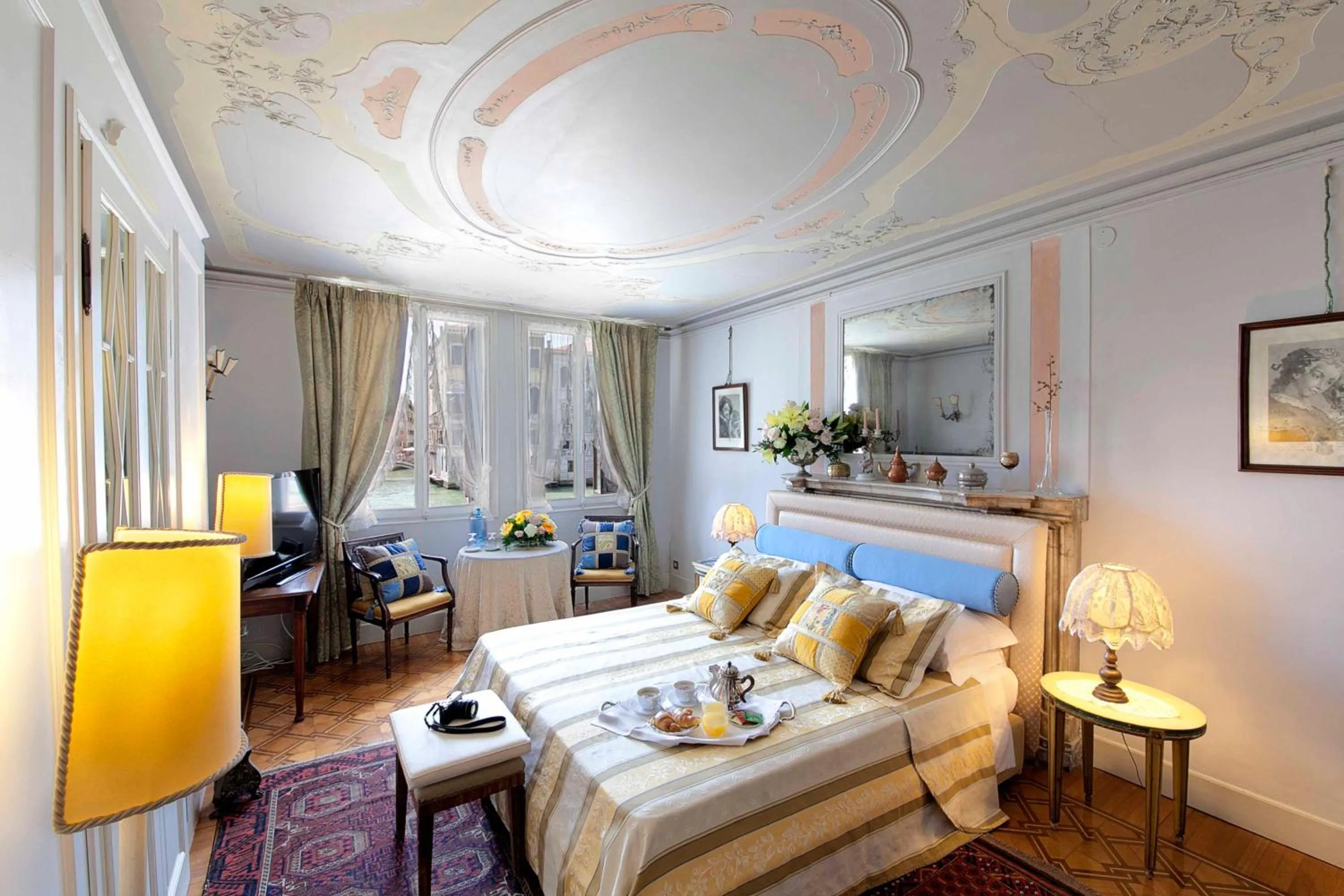 Bed in Palazzetto Pisani Grand Canal