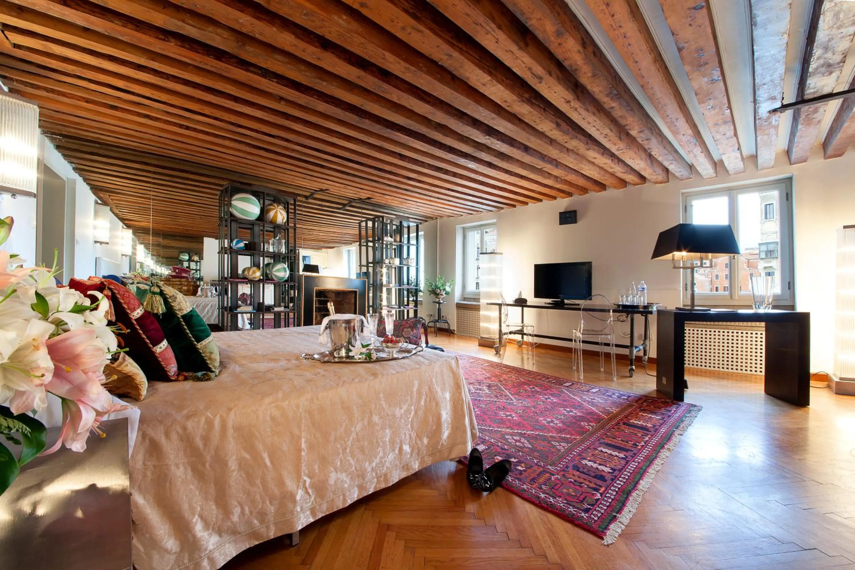 Bedroom, Bed in Palazzetto Pisani Grand Canal