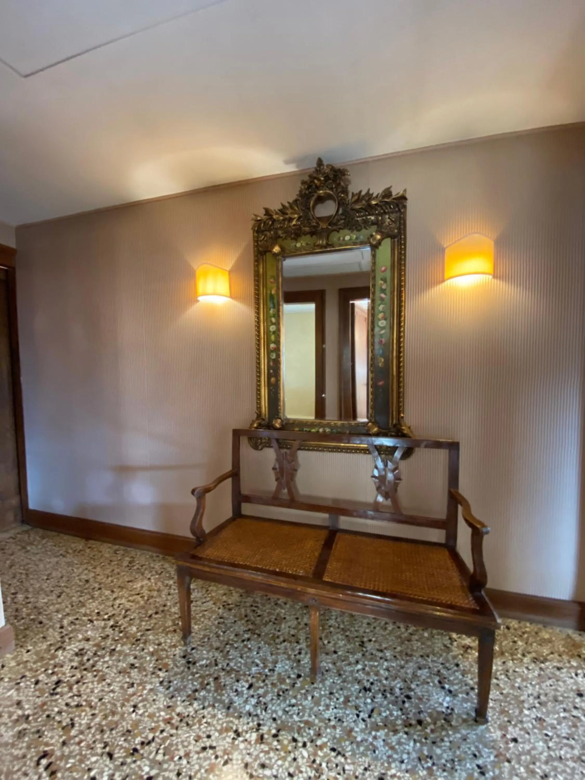 Photo of the whole room in Palazzetto Pisani Grand Canal