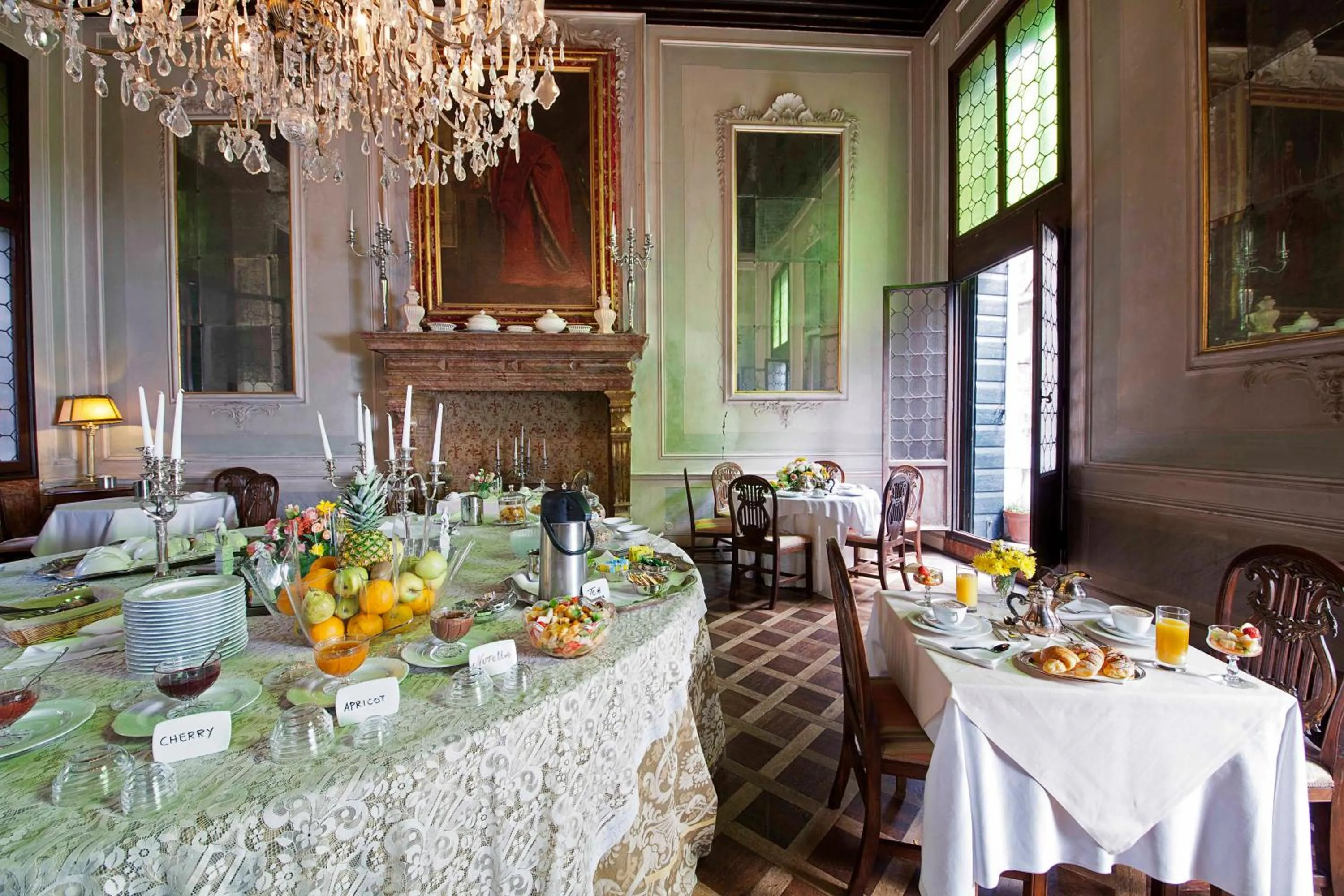 Restaurant/places to eat in Palazzetto Pisani Grand Canal