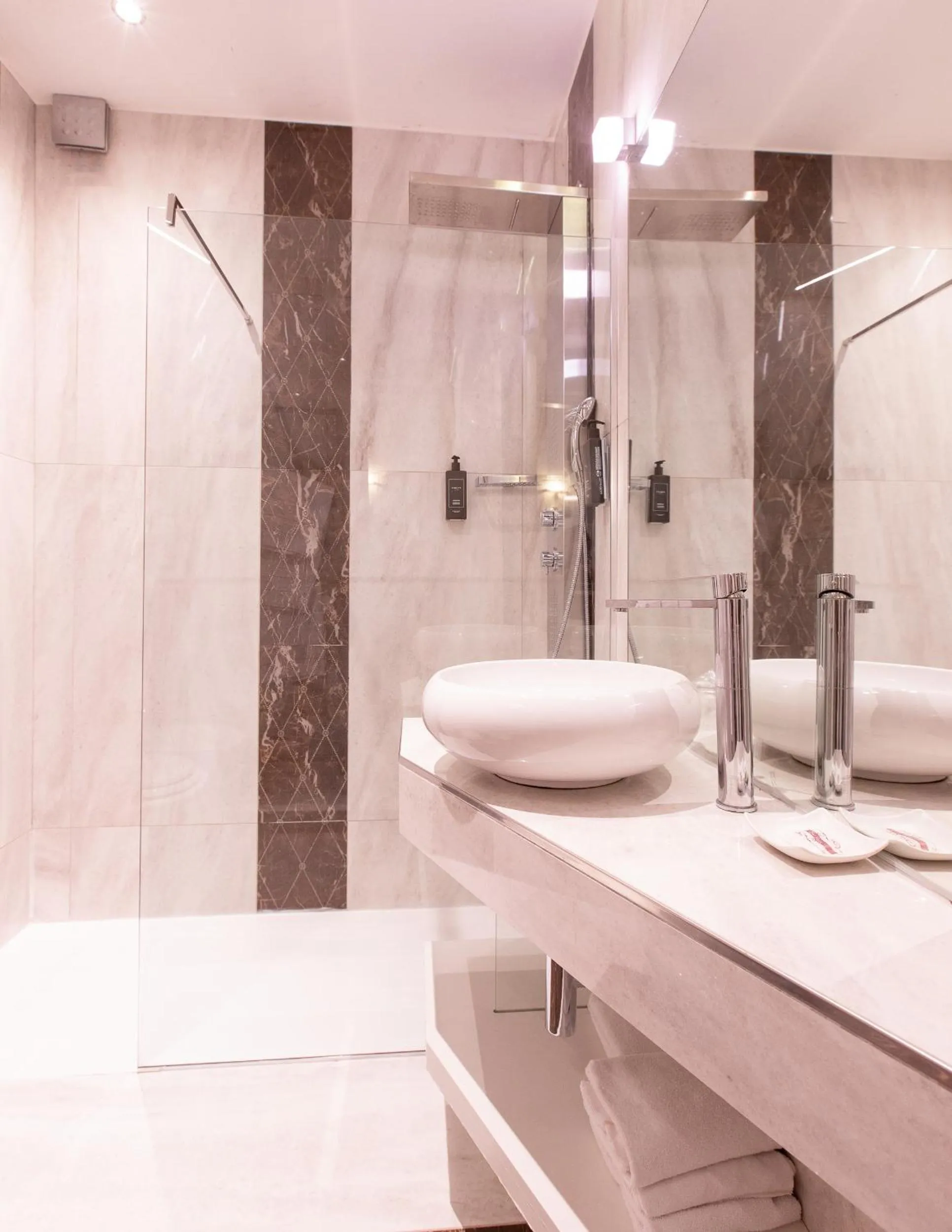 Shower in Palazzetto Pisani Grand Canal