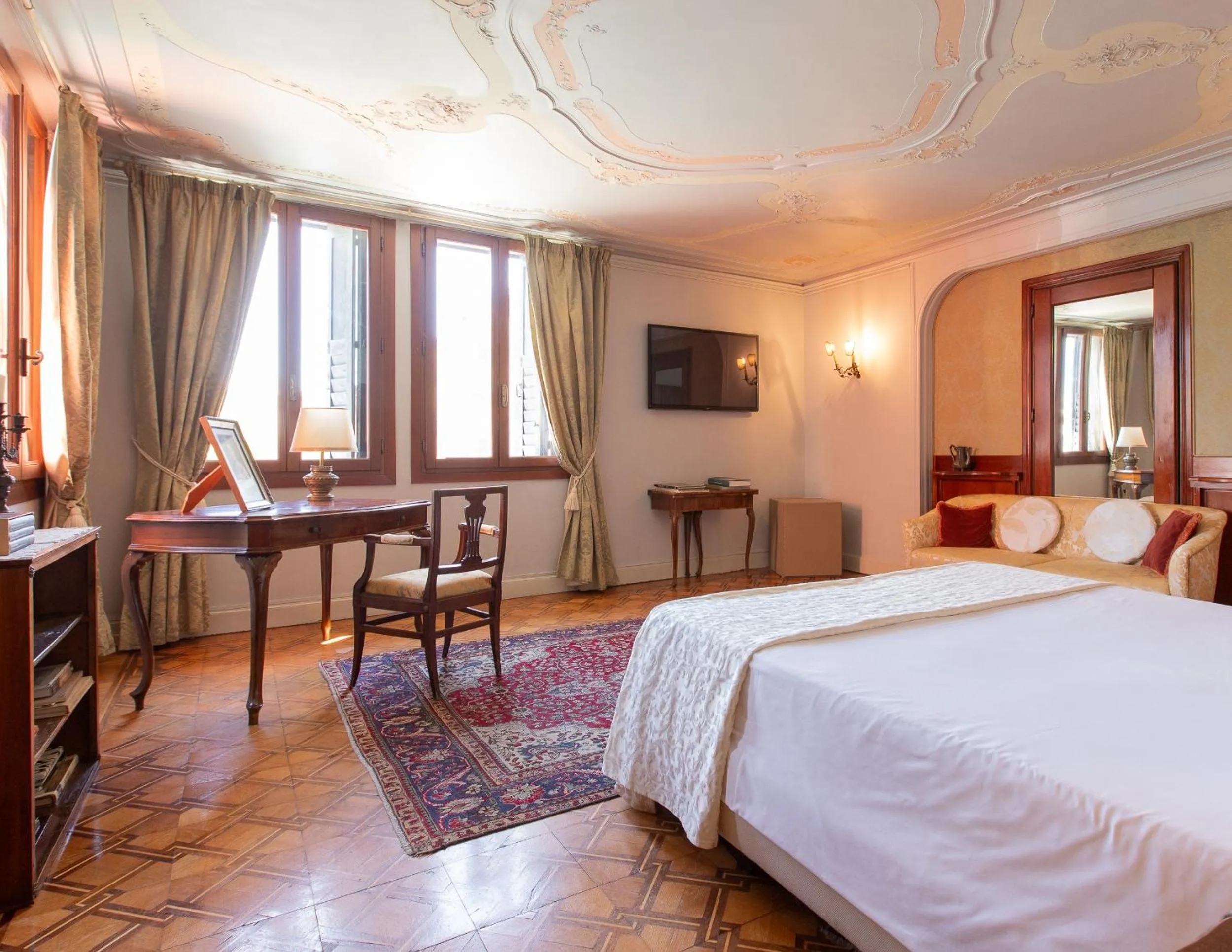 Bed in Palazzetto Pisani Grand Canal