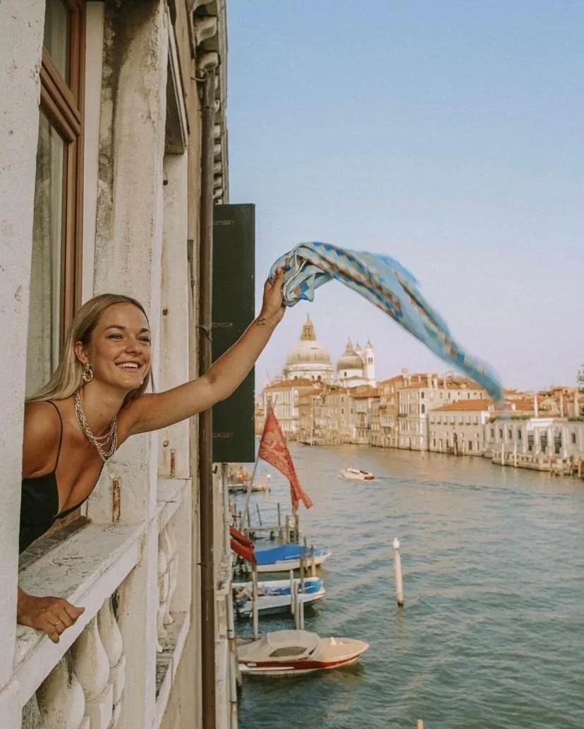 People in Palazzetto Pisani Grand Canal