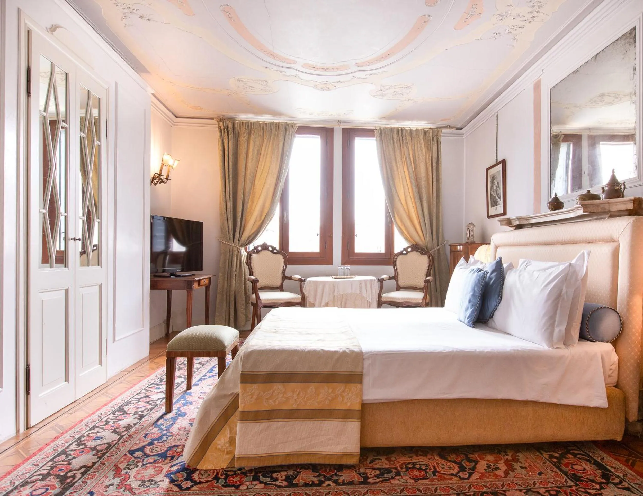Bed in Palazzetto Pisani Grand Canal