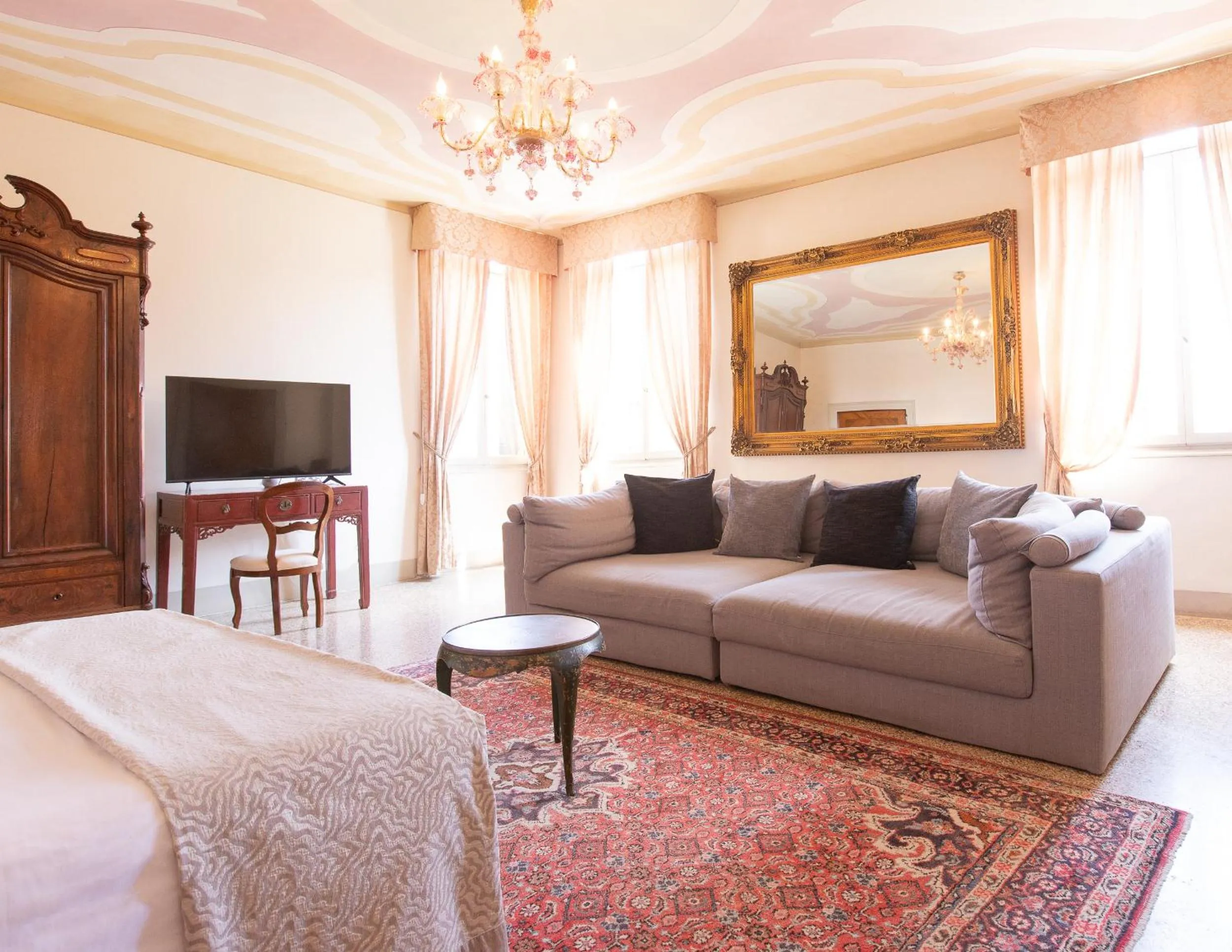 Bed in Palazzetto Pisani Grand Canal