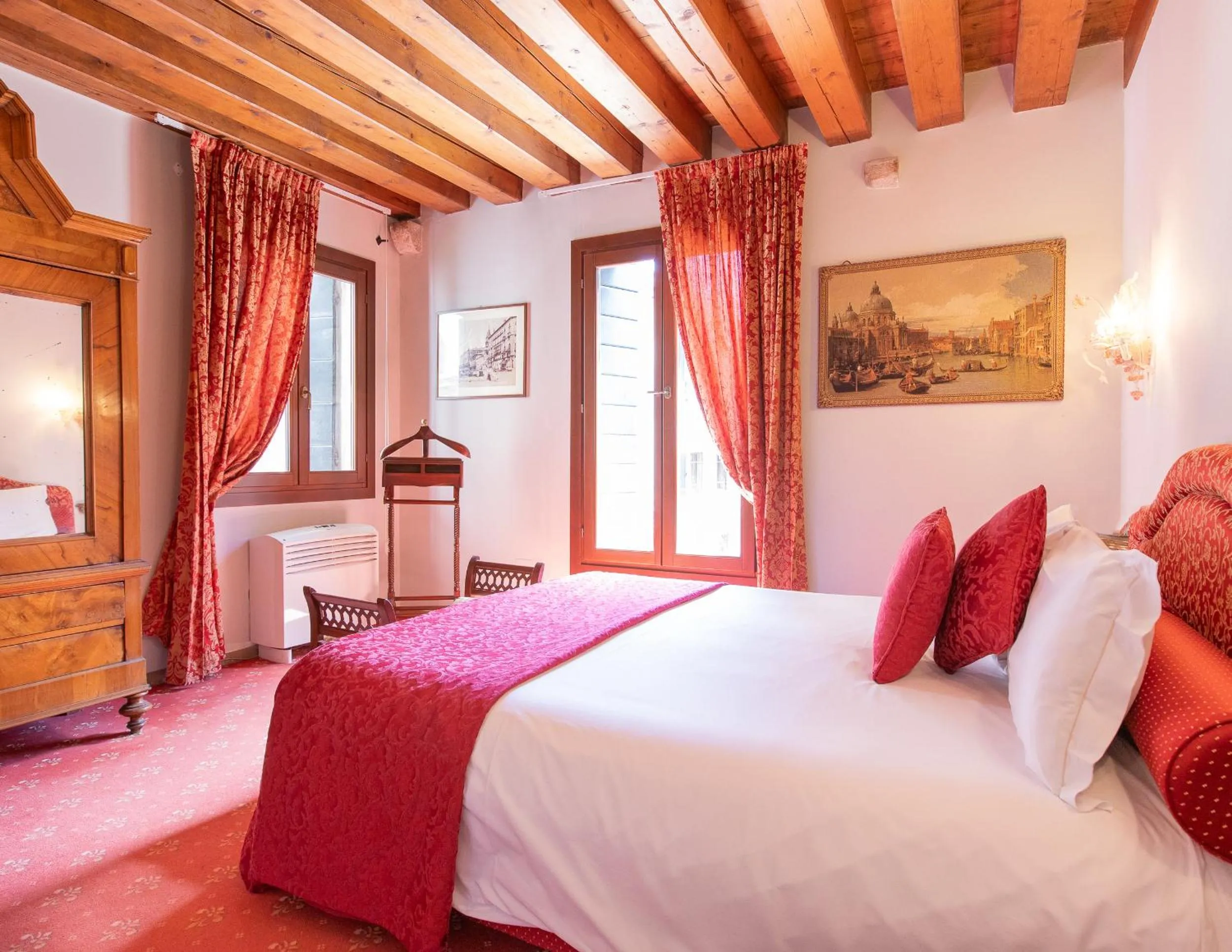 Bedroom, Bed in Palazzetto Pisani Grand Canal