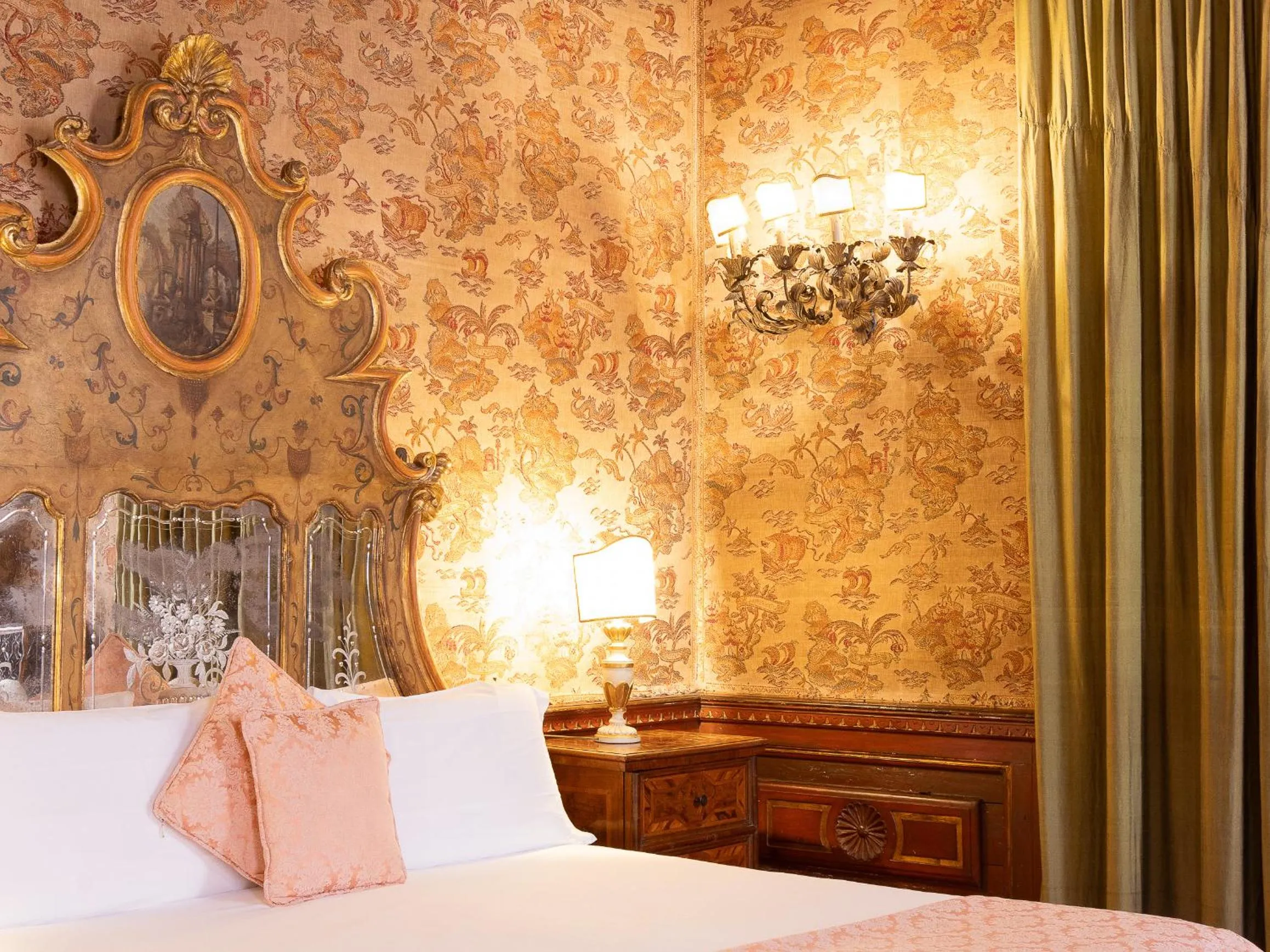 Bedroom, Bed in Palazzetto Pisani Grand Canal