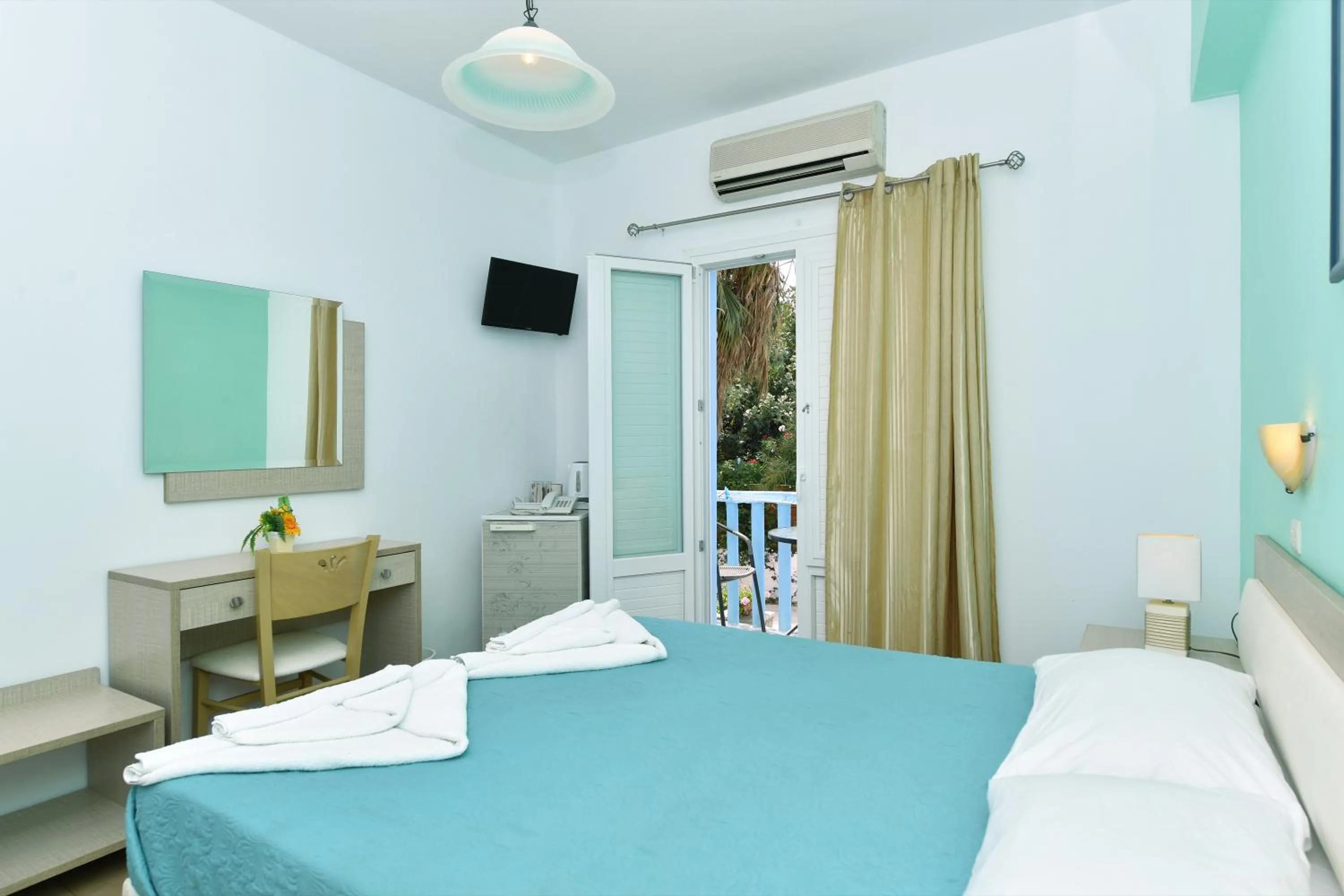 Coffee/tea facilities, Bed in Villa Katerina