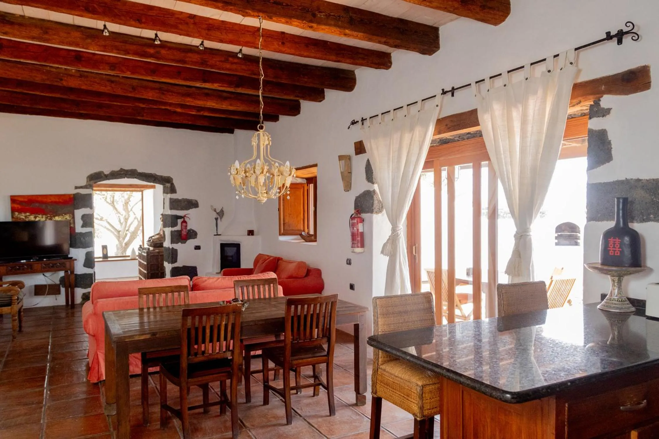 Photo of the whole room in Finca Tomaren