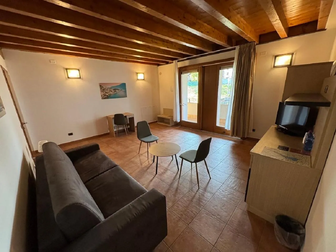 Communal lounge/ TV room in Kairos Garda Hotel