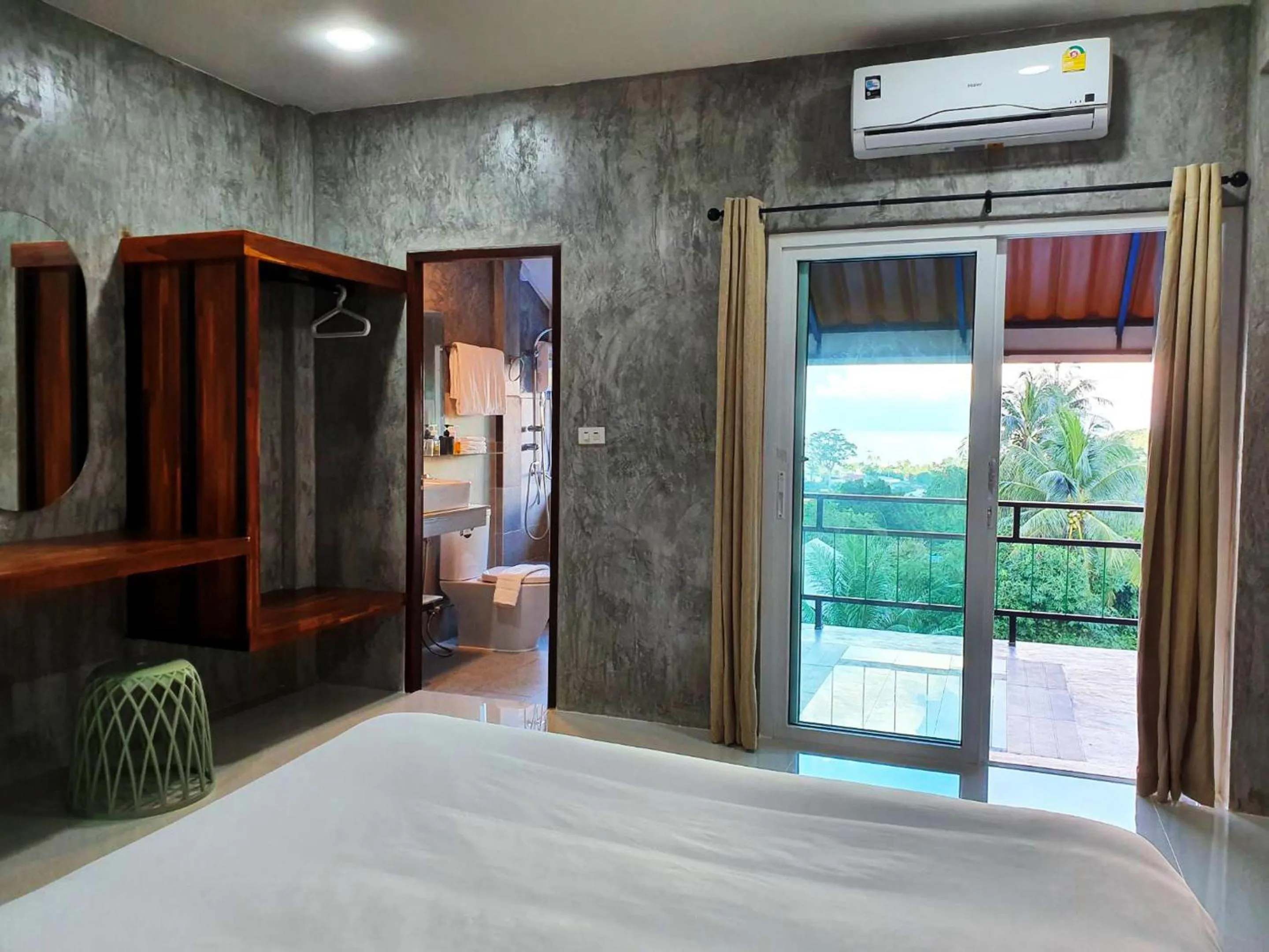 Photo of the whole room, Bed in Life koh tao resort