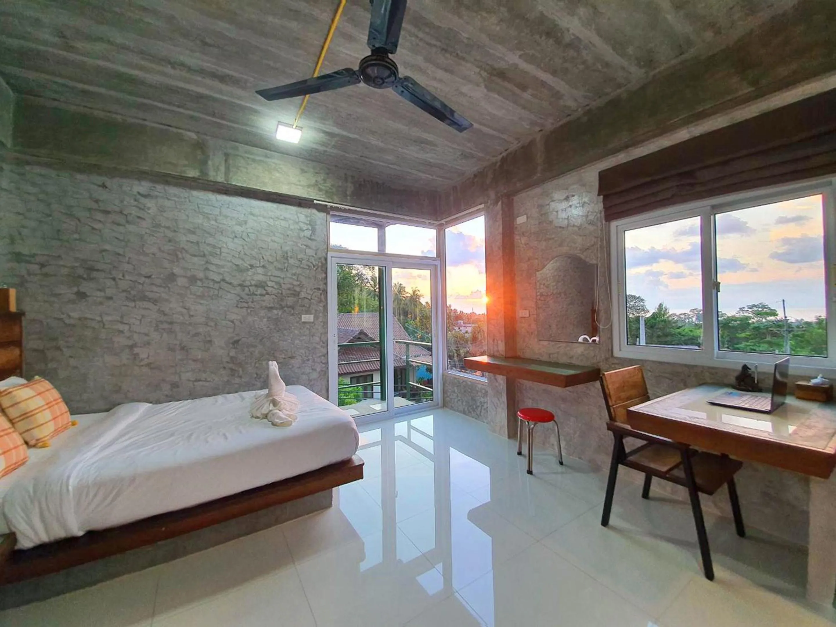 Photo of the whole room, Bed in Life koh tao resort