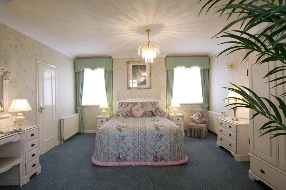 Bedroom, Bed in Livermead Cliff Hotel