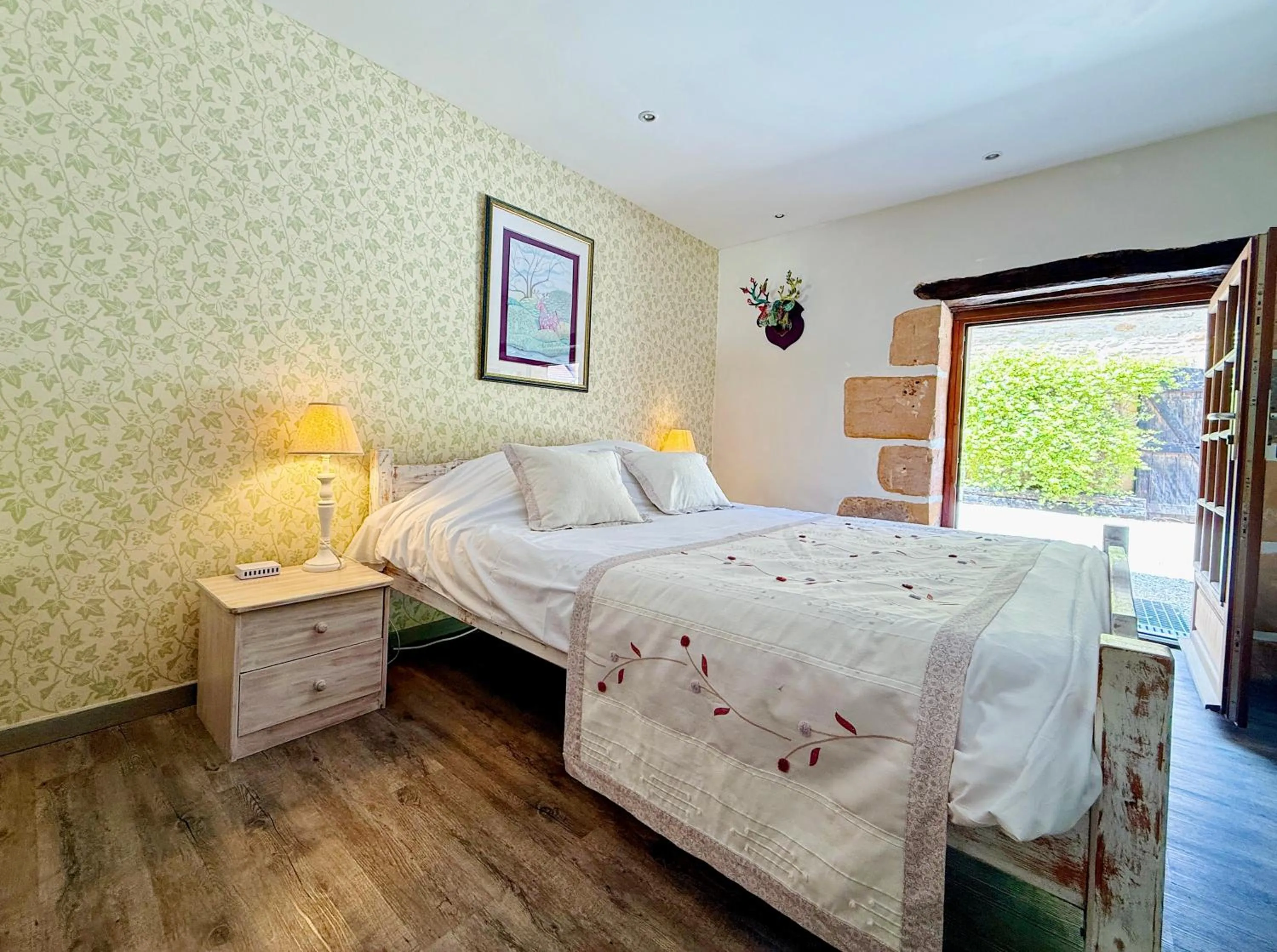 Bed in Le Chevrefeuille chambres d'hotes et gîtes de charme