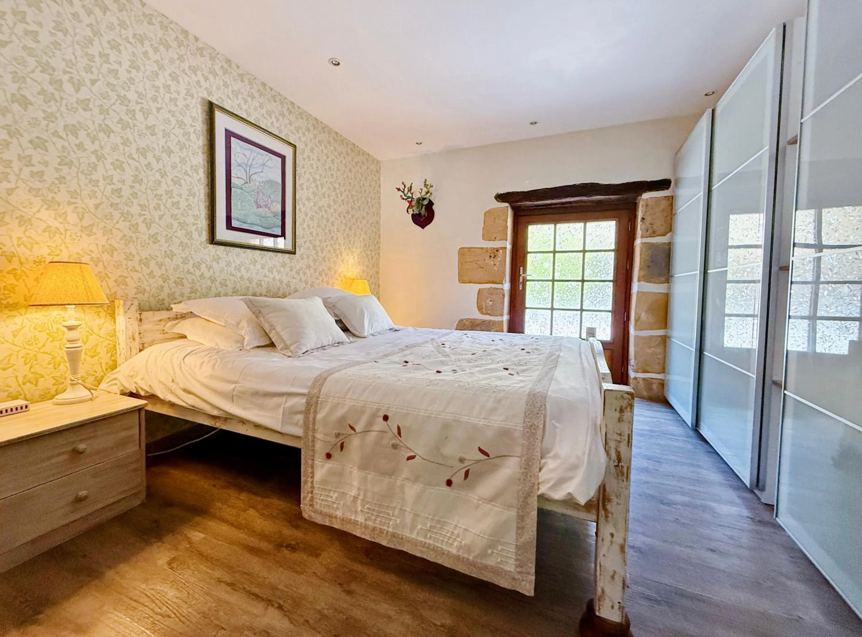 Bed in Le Chevrefeuille chambres d'hotes et gîtes de charme