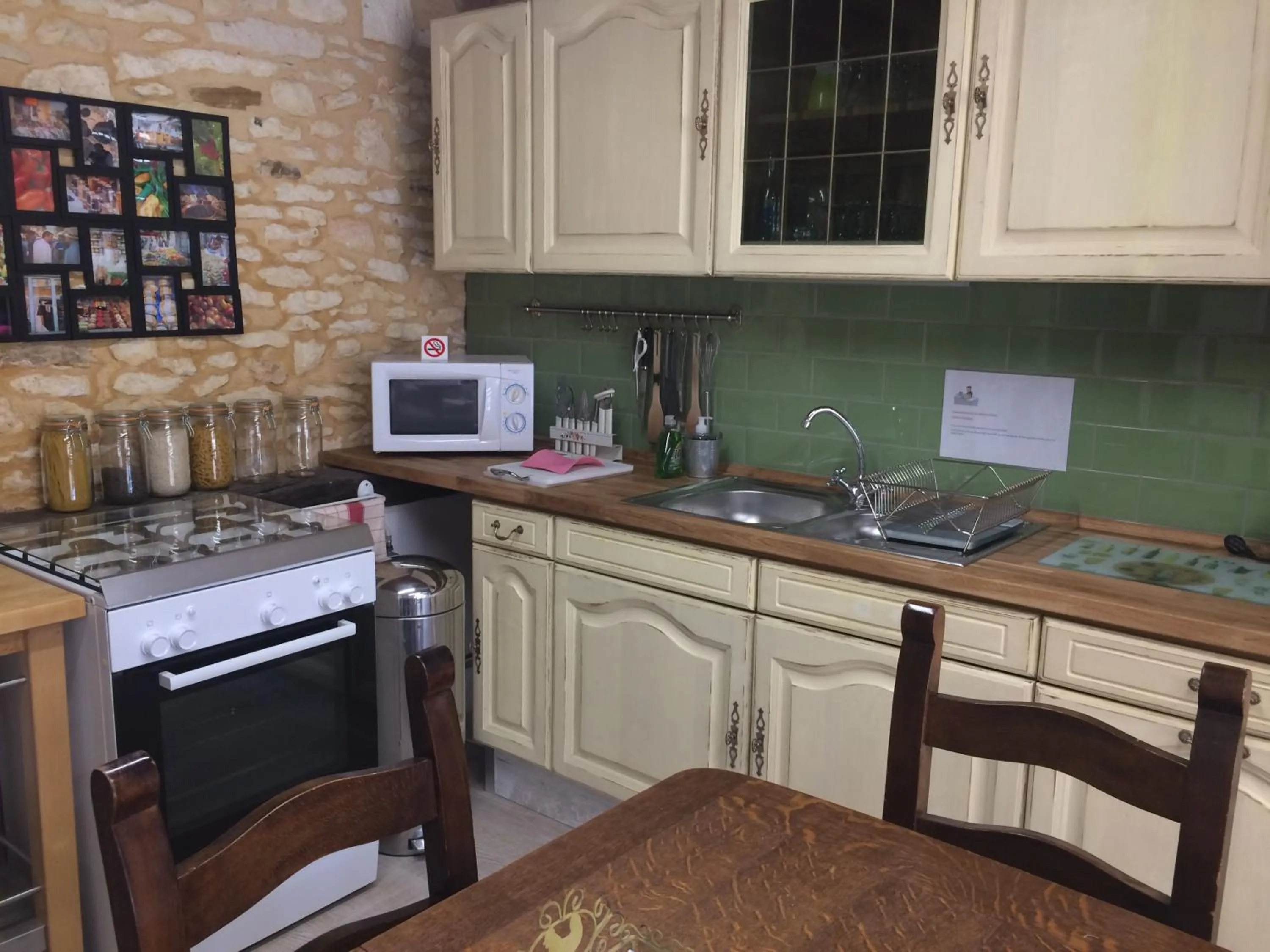 Kitchen or kitchenette in Le Chevrefeuille chambres d'hotes et gîtes de charme