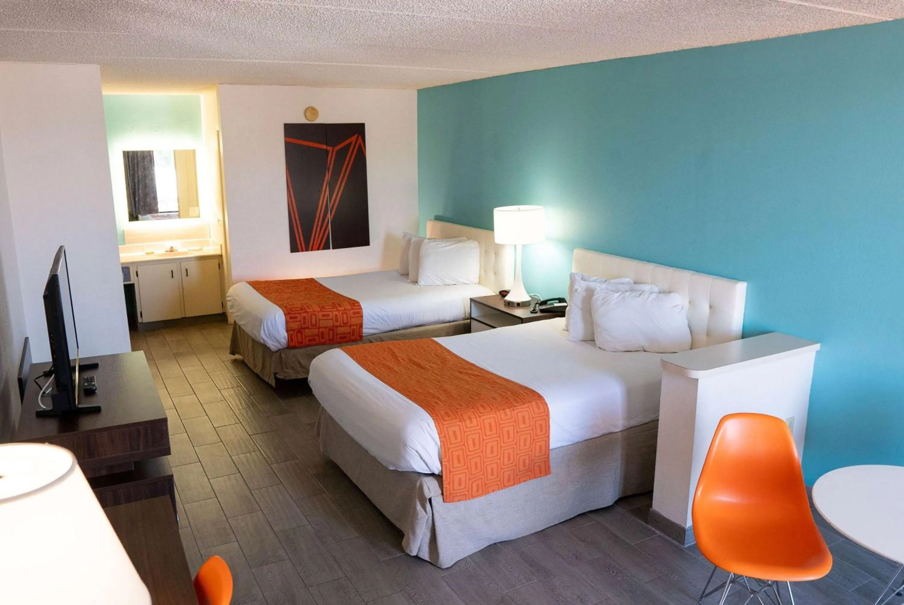 Photo of the whole room, Bed in Howard Johnson by Wyndham Clearwater - Dunedin