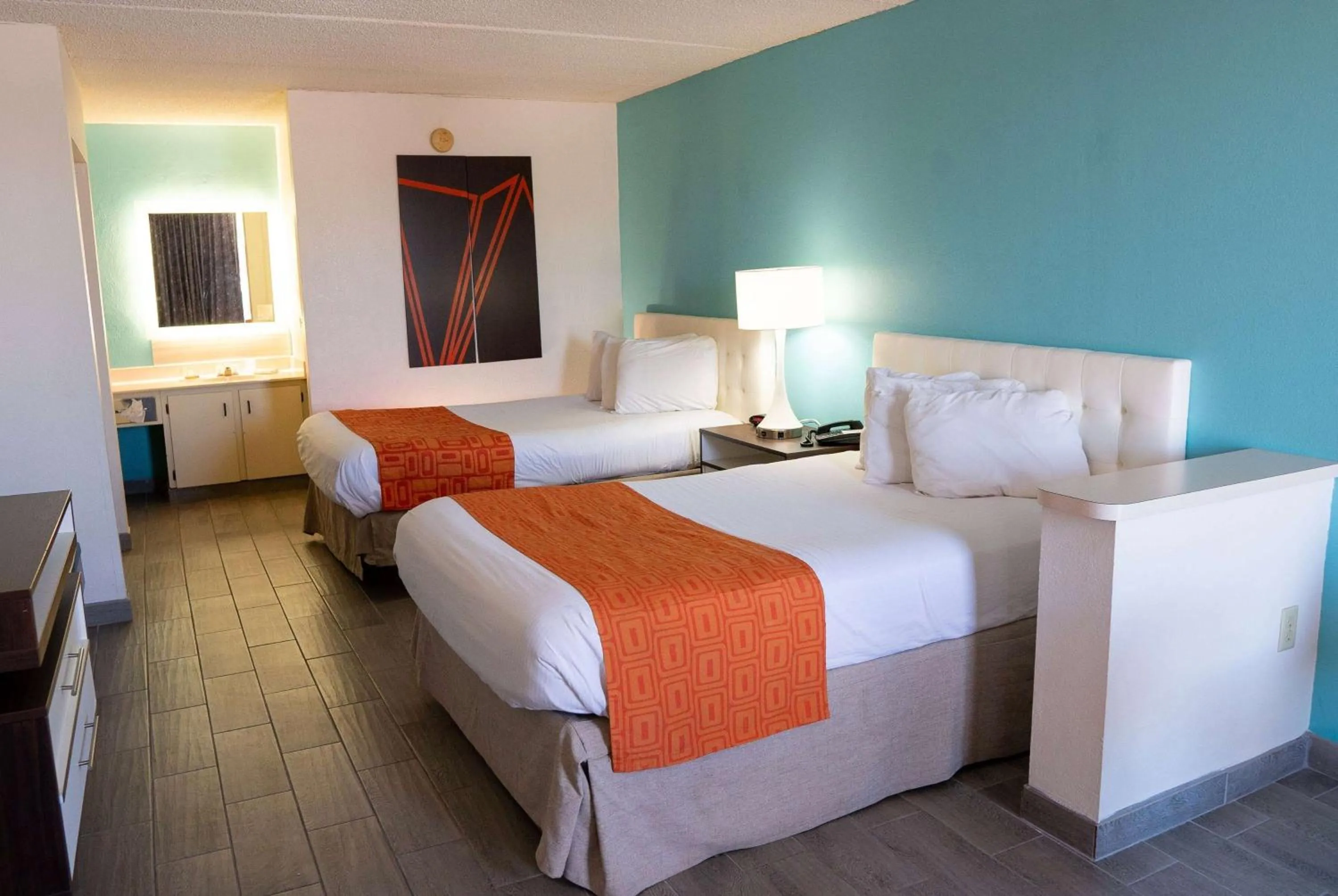 Photo of the whole room, Bed in Howard Johnson by Wyndham Clearwater - Dunedin