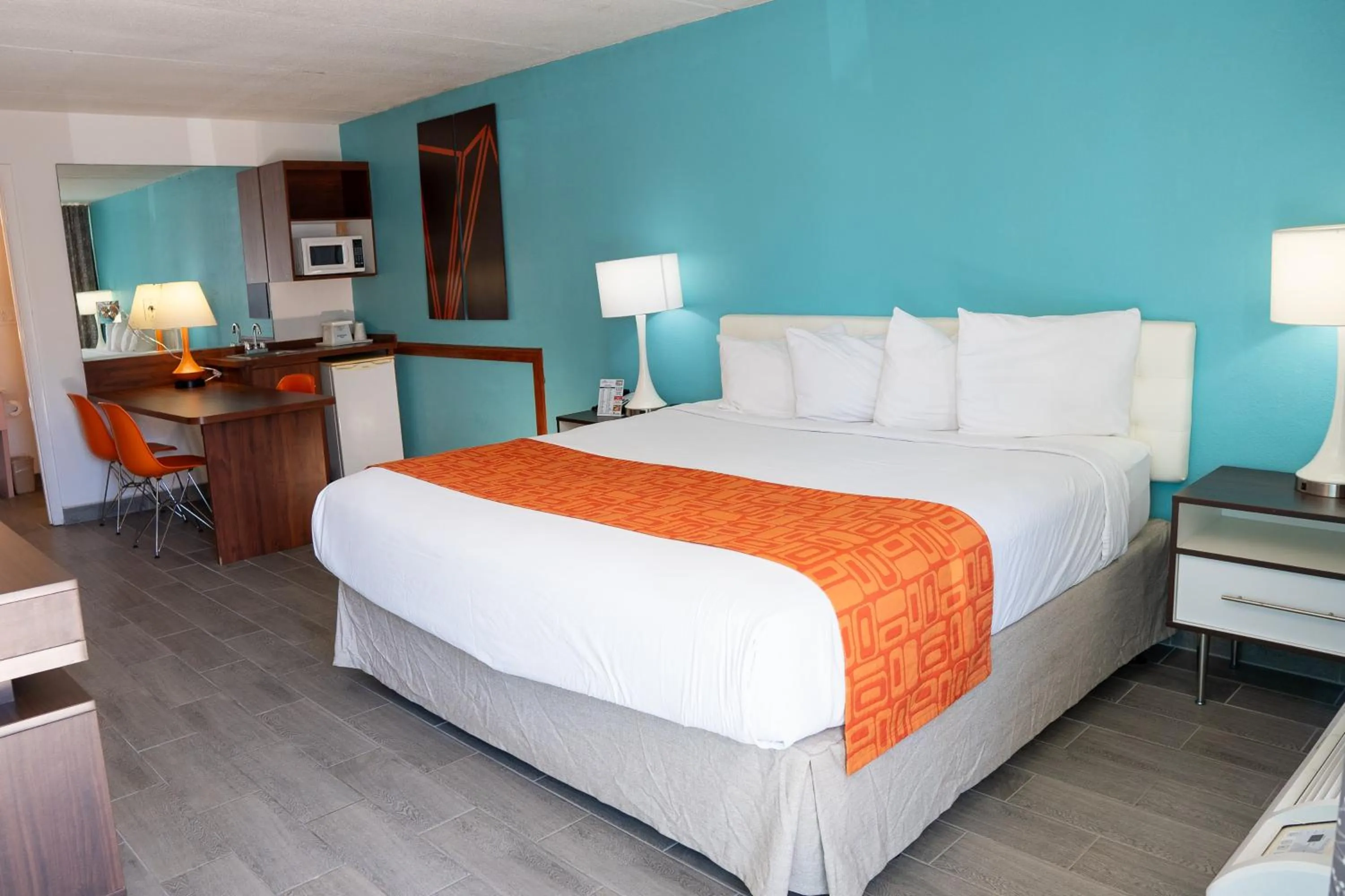 Bedroom, Bed in Howard Johnson by Wyndham Clearwater - Dunedin